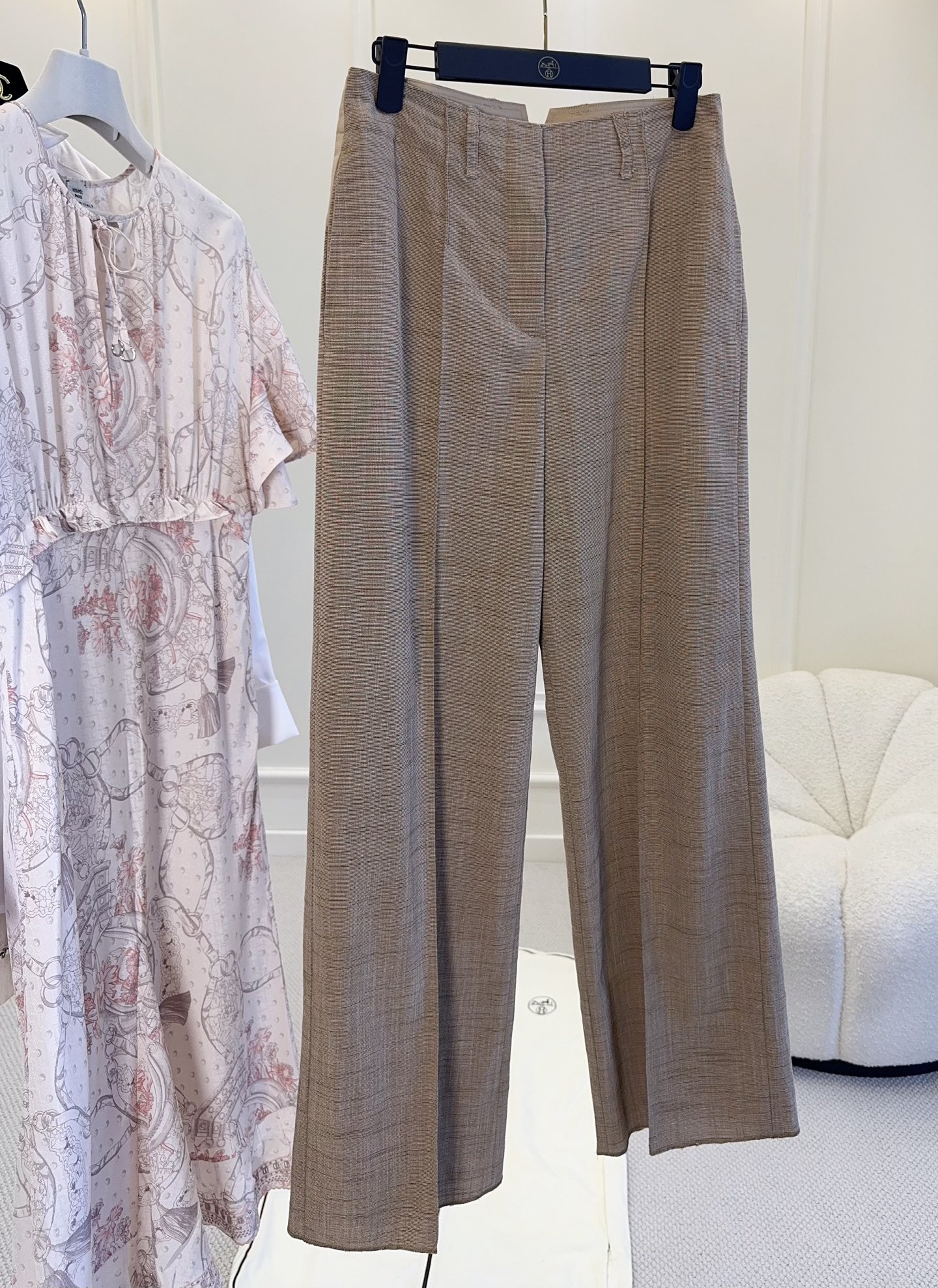 NO:888700,Hermes' 2026 new khaki trousers are inspired by the Camargue in southern France, combining equestrian and bohemian styles. Wool fabric, neat tailoring, modified waistline and comfortable, suitable for urban women for commuting and leisure. The khaki color is versatile and can be easily paired with a knitted vest or shirt, showing a capable and elegant temperament. The brand's exquisite craftsmanship and innovative design, perfect details, practical and fashionable!  ,,hermes,shirts,19860909Hermes2026新款卡其色西裤,灵感来自法国南部卡马尔格,融合马术与波西米亚风格.羊毛面料,剪裁利落,修饰腰线又舒适,都市女性通勤休闲都很适合.卡其色百搭,轻松搭配针织背心或衬衫,展现干练优雅气质.品牌精湛工艺与创新设计,细节满分,实用又时髦！,,hermes,shirts,,Women's clothing