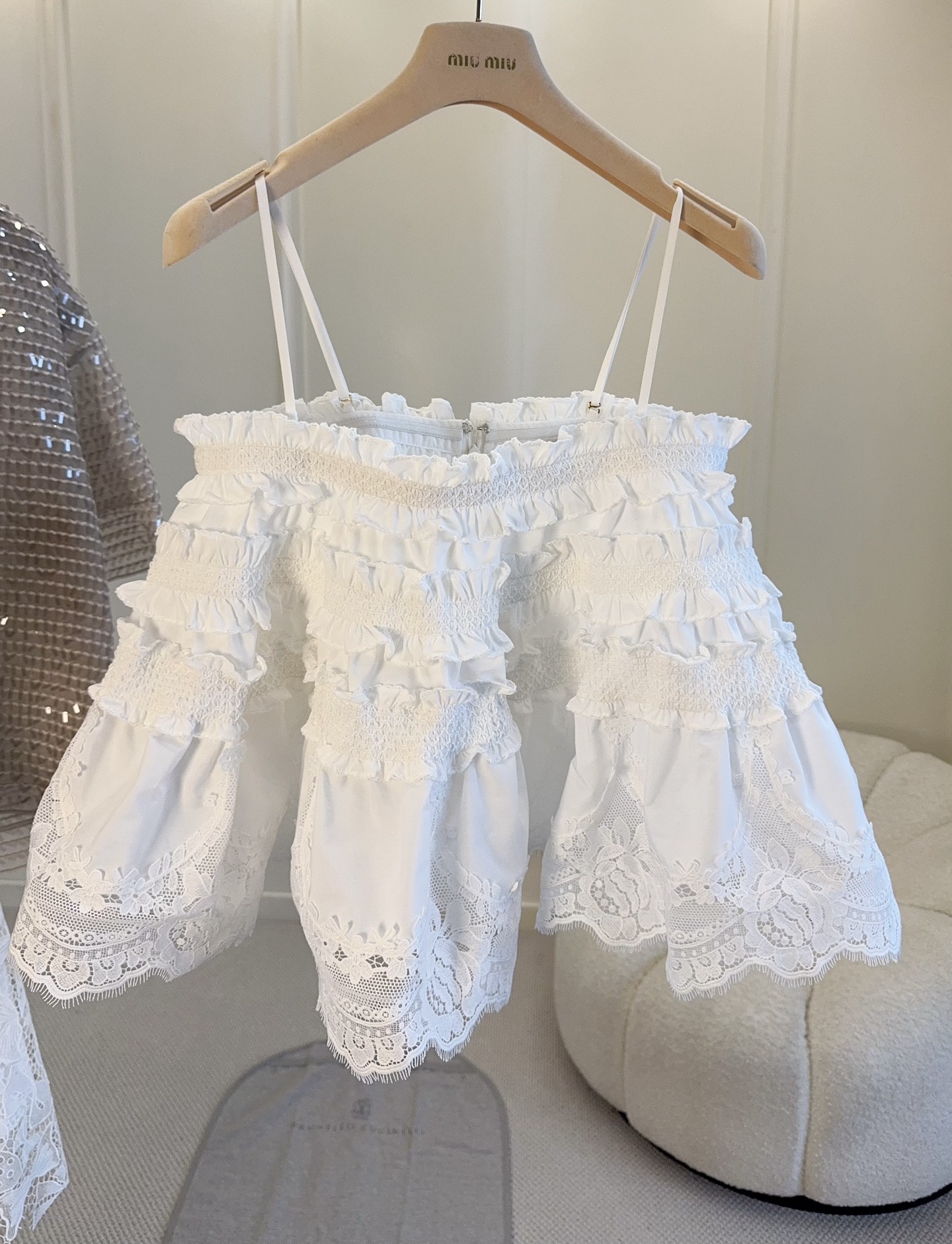 NO:889658,Zimmermann's new 2026 Ruth-style lace sling is made of cotton + water-soluble lace, and the layered lace design is super romantic!  The shoulder straps are adjustable and removable, non-slip and more considerate, the bust is inelastic, and the hem is fluffy and girlish. It looks great with jeans or skirts. It can be easily used in daily life and vacation in spring and summer. It is exquisite and comfortable. It is the representative of high-end lace suspenders!  ,,skirts,jeans,19860909Zimmermann2026新款露丝同款蕾丝吊带,采用棉+水溶蕾丝,层叠花边设计超浪漫！肩带可调节可拆卸,防滑更贴心,胸围无弹性,下摆蓬蓬超显少女感,搭配牛仔裤或半裙都很出片.春夏日常、度假都能轻松驾驭,精致又舒适,是高定蕾丝吊带代表！,,skirts,jeans,,Women's clothing