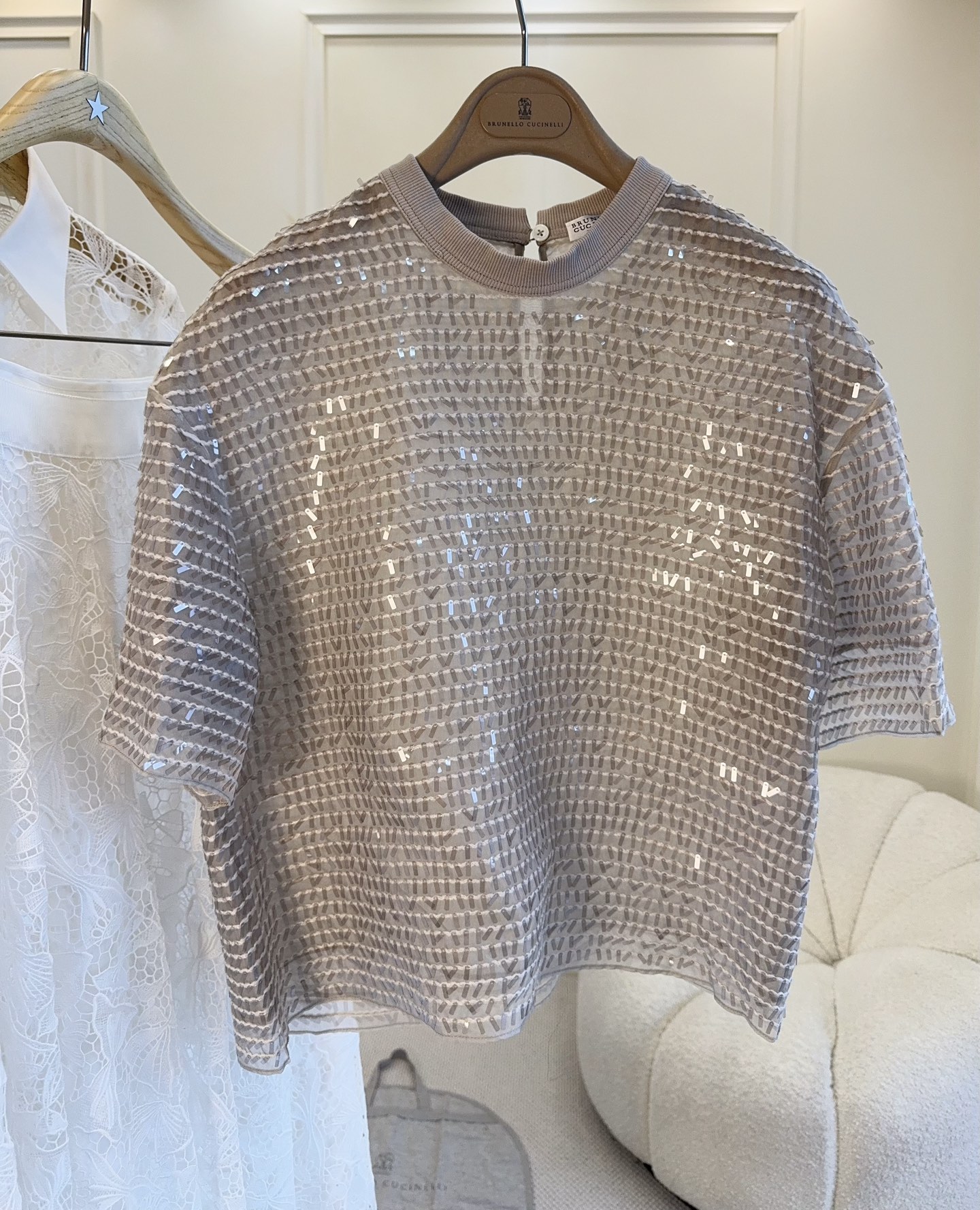 NO:889646,Italian luxury brand Brunello Cucinelli's 2026 new heavy sequined top is made of silk and has a fine glitter effect that's super eye-catching!  The short-sleeved round neck design is loosely cut, comfortable and fashionable, and can be easily worn in daily life or light luxury occasions. The bead workmanship is exquisite and the details are perfect!  ,,brunello cucinelli,T-shirt,real silk,19860909意大利奢侈品牌Brunello Cucinelli2026新款重工珠片上衣,真丝材质,细闪效果超吸睛！短袖圆领设计,剪裁宽松,舒适又时髦,日常或轻奢场合都能轻松驾驭.珠片工艺精致,细节满分！,,brunello cucinelli,T-shirt,real silk,,Women's clothing