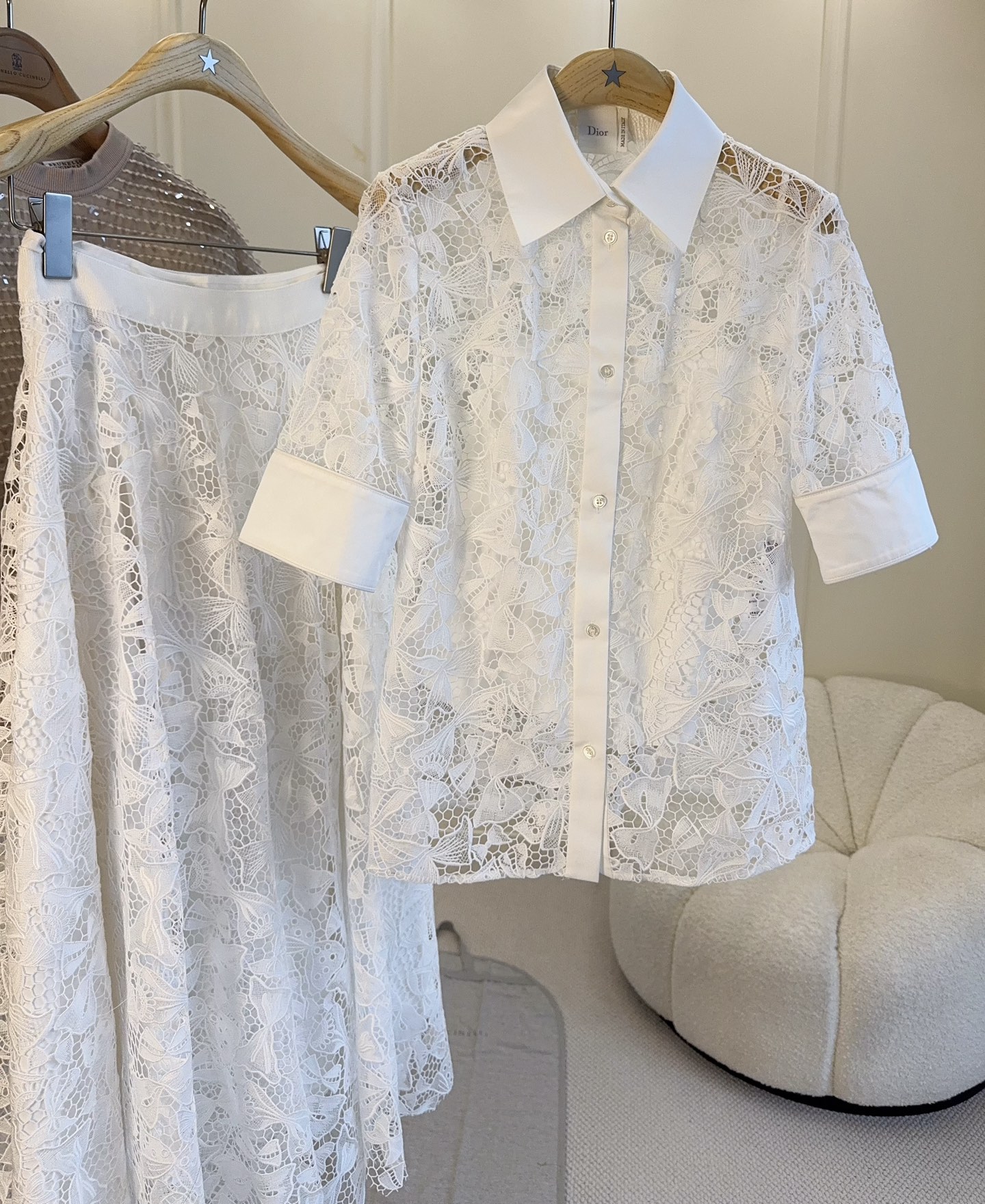 NO:889686,Dior2026 new white lace short-sleeved shirt, high-definition water-soluble lace, three-dimensional bow hollow design, light and breathable, slightly transparent texture and super fairy. Classic small lapel + solid color short-sleeved rib cuffs, right shoulder fit, moderate length, can be easily managed for commuting, dating, and afternoon tea. Paired with high-waisted trousers or gauze skirt, French light luxury and elegance are perfect.,, dior, skirts, shirts, T-shirt,19860909Dior2026新款白色蕾丝短袖衬衫,高定水溶蕾丝,立体蝴蝶结镂空设计,轻薄透气,微透质感超仙气.经典小翻领+纯色短袖罗纹袖口,正肩合身版型,衣长适中,通勤、约会、下午茶都能轻松驾驭.搭配高腰西裤或纱裙,法式轻奢优雅感满分.,,dior,skirts,shirts,T-shirt,,Women's clothing