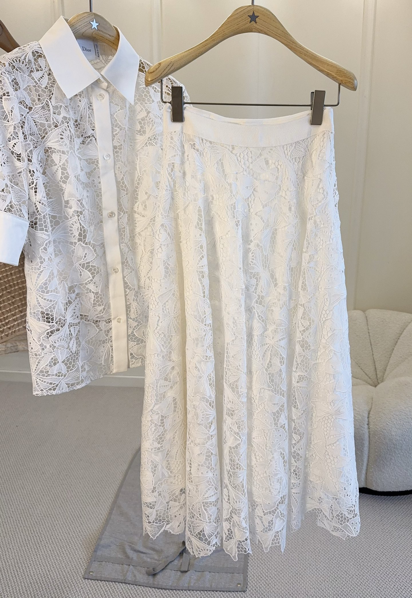 NO:889691,Dior 2026 new lace skirt, heavy lace craftsmanship, cotton fabric is light and breathable, super comfortable to wear in spring and summer!  A-line skirt + exquisite hollow pattern, full of French elegance. Moderate skirt length, easy to control for commuting and vacation. Paired with denim jacket or simple top, it is gentle and elegant~,, dior, skirts, jackets & coats,19860909Dior 2026新款蕾丝半身裙,重工蕾丝工艺,棉质面料轻盈透气,春夏穿超舒服！A字裙摆+精致镂空花纹,法式优雅感满满.裙长适中,通勤、度假都能轻松驾驭,搭配牛仔外套或简约上衣,温柔又有气质～,,dior,skirts,jackets & coats,,Women's clothing