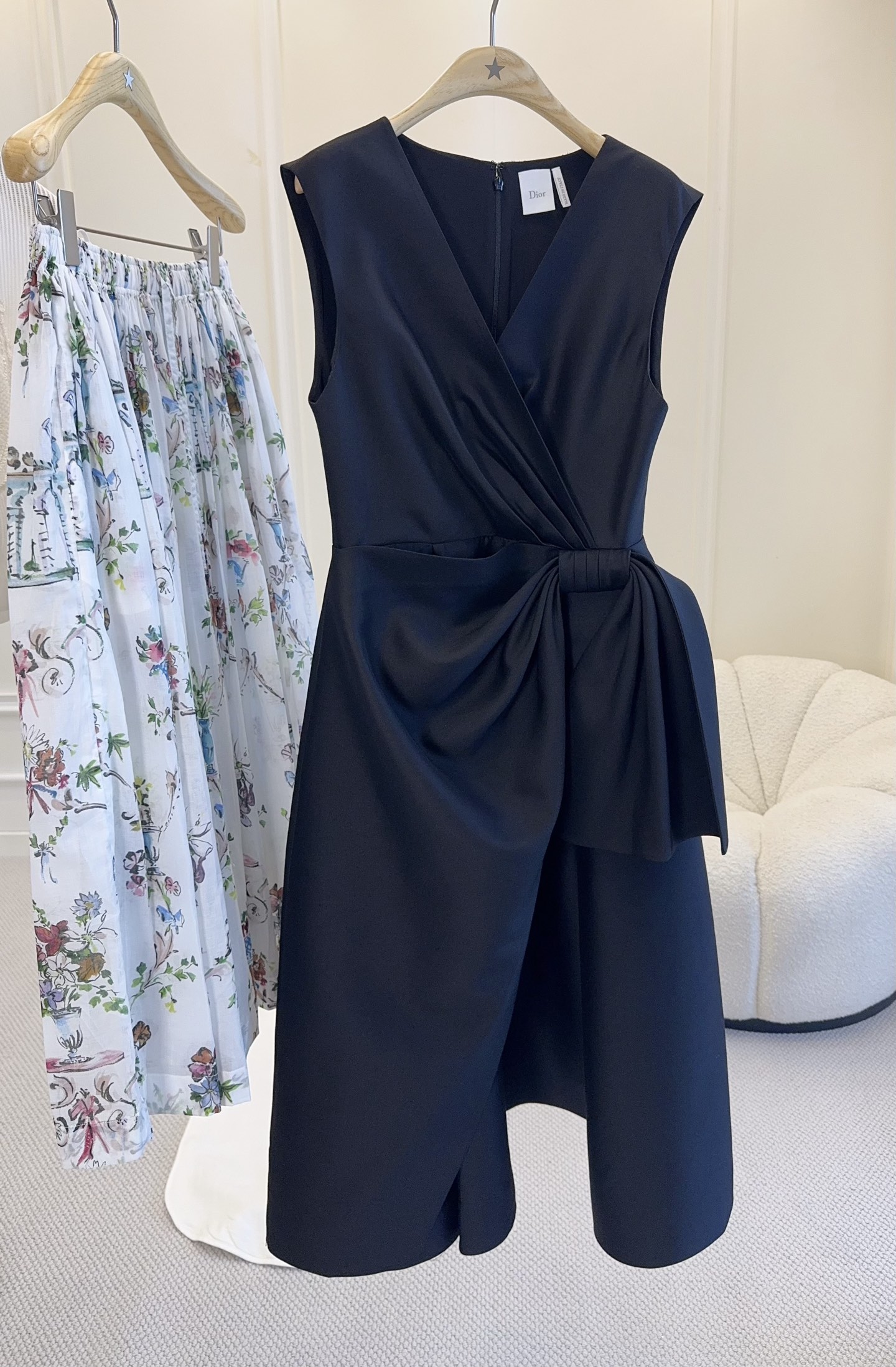 NO:889676,Dior2026 new black strapless sleeveless dress, high-end custom silk wool fabric, simple and elegant, V-neck to modify the neck line, waist strap design to outline the waist-to-hip ratio, elegant and figure-flattering. The skirt is irregularly cut, with a sense of flow when walking, and the fabric drape is comfortable. It can be easily controlled for commuting, dating, and watching exhibitions. It has a perfect sense of sophistication. The black classic and versatile, you can match it with anything, it has both temperament and practicality!  ,,dior,skirts,19860909Dior2026新款黑色绑带无袖连衣裙,高端定制丝毛面料,简约大气,V领修饰颈部线条,腰部绑带设计勾勒腰臀比例,优雅又显身材.裙摆不规则剪裁,走路自带流动感,面料垂坠舒适,通勤、约会、看展都能轻松驾驭,精致感满分.黑色经典百搭,怎么搭都不出错,气质与实用性兼具！,,dior,skirts,,Women's clothing