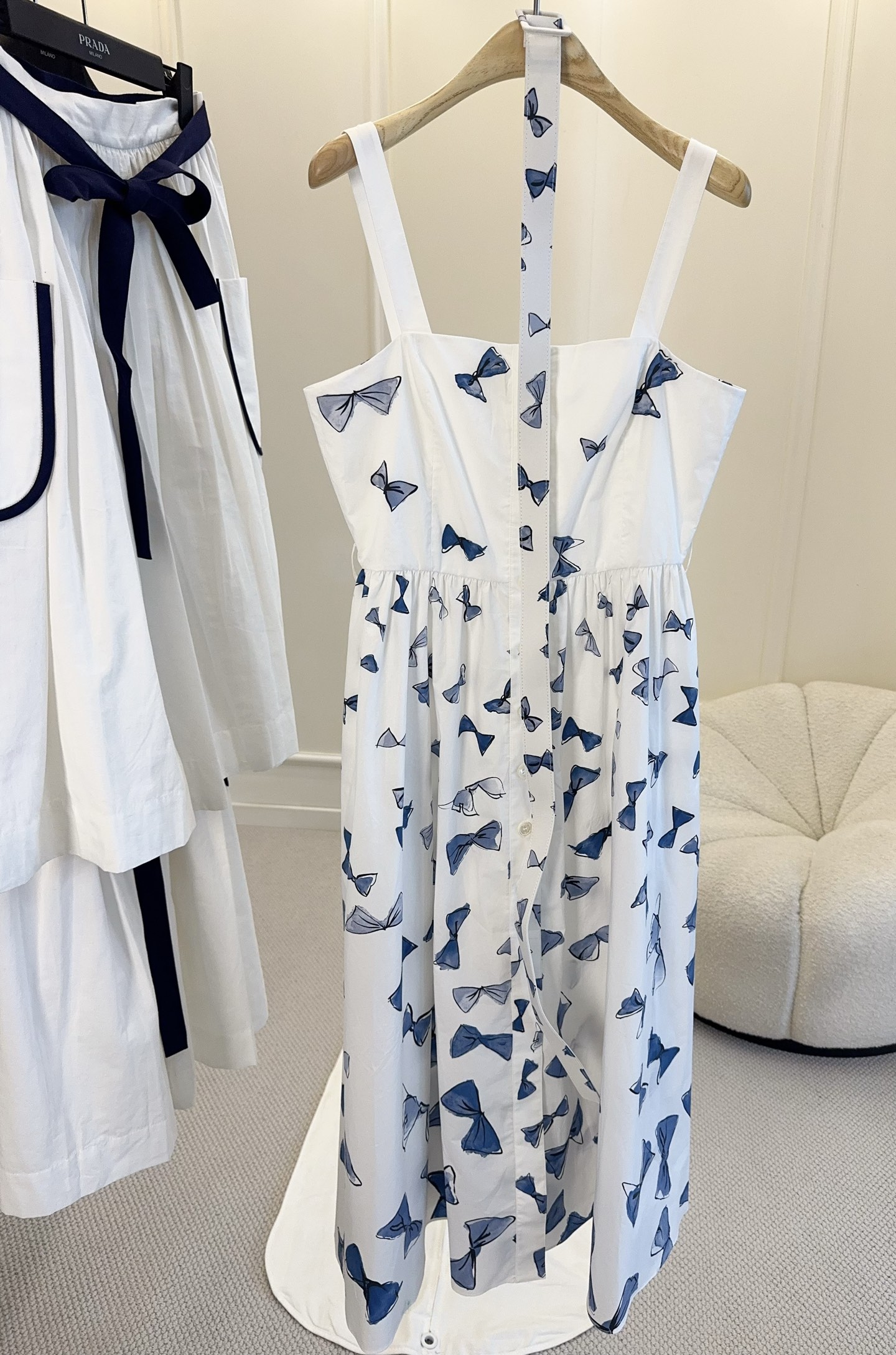 NO:890293,Dior 2026 early autumn new blue bow suspender dress, high-quality cotton, light and breathable, perfect for summer!  White bottom with blue bow, fresh and romantic, full of French atmosphere. Square collar with wide suspenders + front button button + belt of the same fabric, narrowing the waist to show your figure, and the umbrella hem skirt is elegant and flexible, you can easily control it in daily life or on vacation ~ Pair it with a small handbag and exquisite accessories, you can directly control your elegant temperament!  ,,dior,skirts,19860909Dior 2026早秋新款蓝色蝴蝶结吊带连衣裙,高品质棉,轻盈透气超适合夏天！白底配蓝色蝴蝶结,清新又浪漫,法式氛围感拉满.方领宽吊带+前襟排扣+同面料腰带,收腰显身材,伞摆裙身飘逸灵动,日常或度假都能轻松驾驭～搭配小巧手袋和精致配饰,优雅气质直接拿捏！,,dior,skirts,,Women's clothing