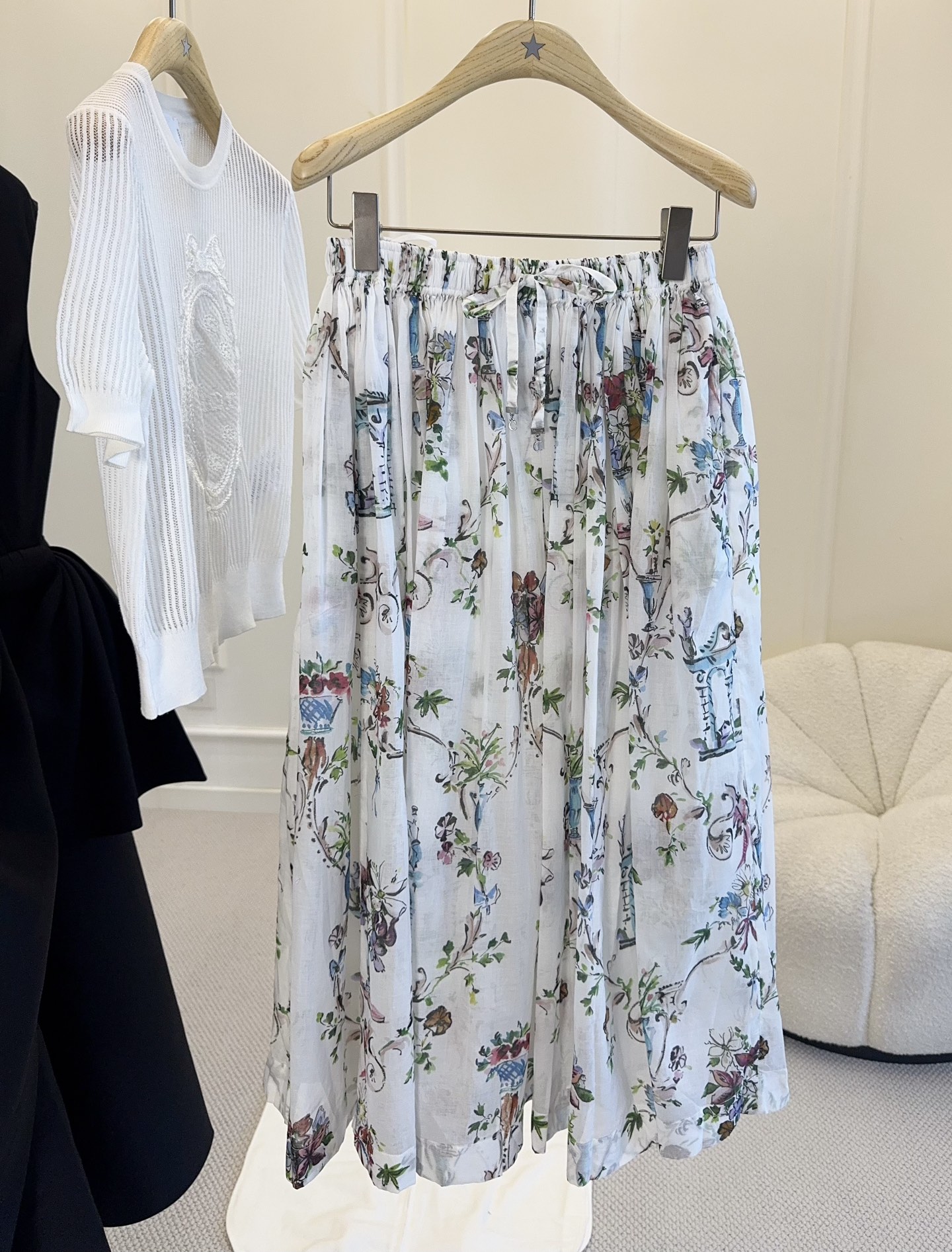 NO:890253,Dior 2026 new printed skirt, made of light cotton, breathable and comfortable, perfect for spring and summer!  Retro flowers and birds + European architectural prints, soft colors, full of French romantic atmosphere. High waist elastic design, strong tolerance, comfortable to wear, loose and elegant skirt, walking with elegance~ It can be easily controlled for daily commuting and vacation. It looks great with a solid color top, practical and fashionable!  ,,dior,skirts,19860909Dior 2026新款印花半身裙,轻薄棉质,透气又舒适,春夏穿超合适！复古花鸟+欧式建筑印花,色彩柔和,法式浪漫氛围感拉满.高腰松紧设计,包容性强,穿着自在,裙摆宽松飘逸,走路自带优雅气质～日常通勤、度假都能轻松驾驭,搭配纯色上衣就很出彩,实用又时髦！,,dior,skirts,,Women's clothing