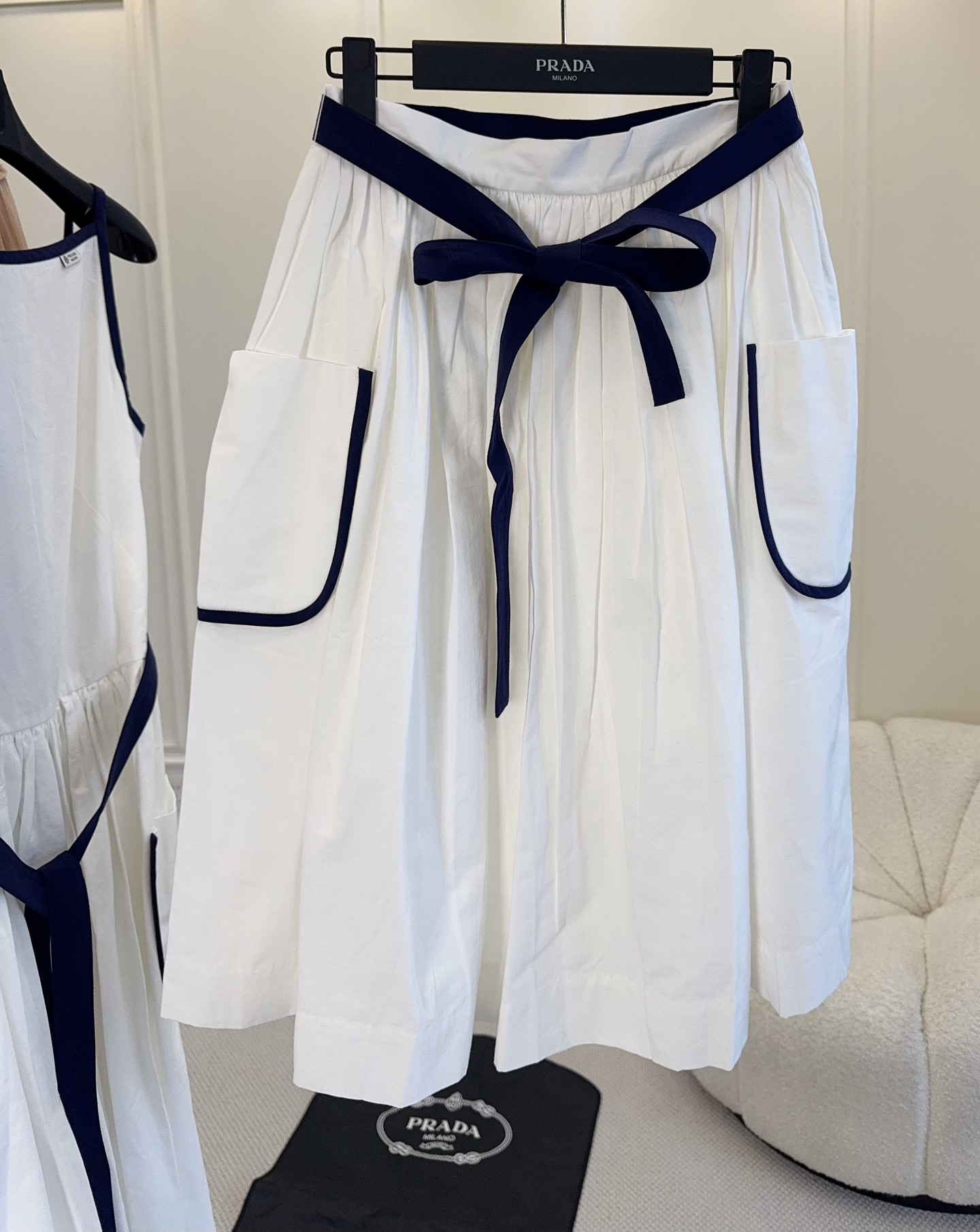 NO:890313,Prada2026 new white skirt, pure cotton material is super breathable, flower bud skirt + navy blue belt, retro and waistline, friendly for small people ~ large pockets on both sides with navy blue hemming, practical and detailed, sleeveless design, refreshing and slimming, can be easily controlled for commuting, dating, and daily life. Pair it with short boots or high-waisted items, and you can capture the elegant temperament!  ,,prada,boots,skirts,19860909Prada2026新款白色半身裙,纯棉材质超透气,花苞裙摆+藏青色腰带,复古又显腰线,小个子友好～两侧大口袋配藏青包边,实用又有细节感无袖设计清爽显瘦,通勤、约会、日常都能轻松驾驭,搭配短靴或高腰单品,优雅气质拿捏住啦！,,prada,boots,skirts,,Women's clothing