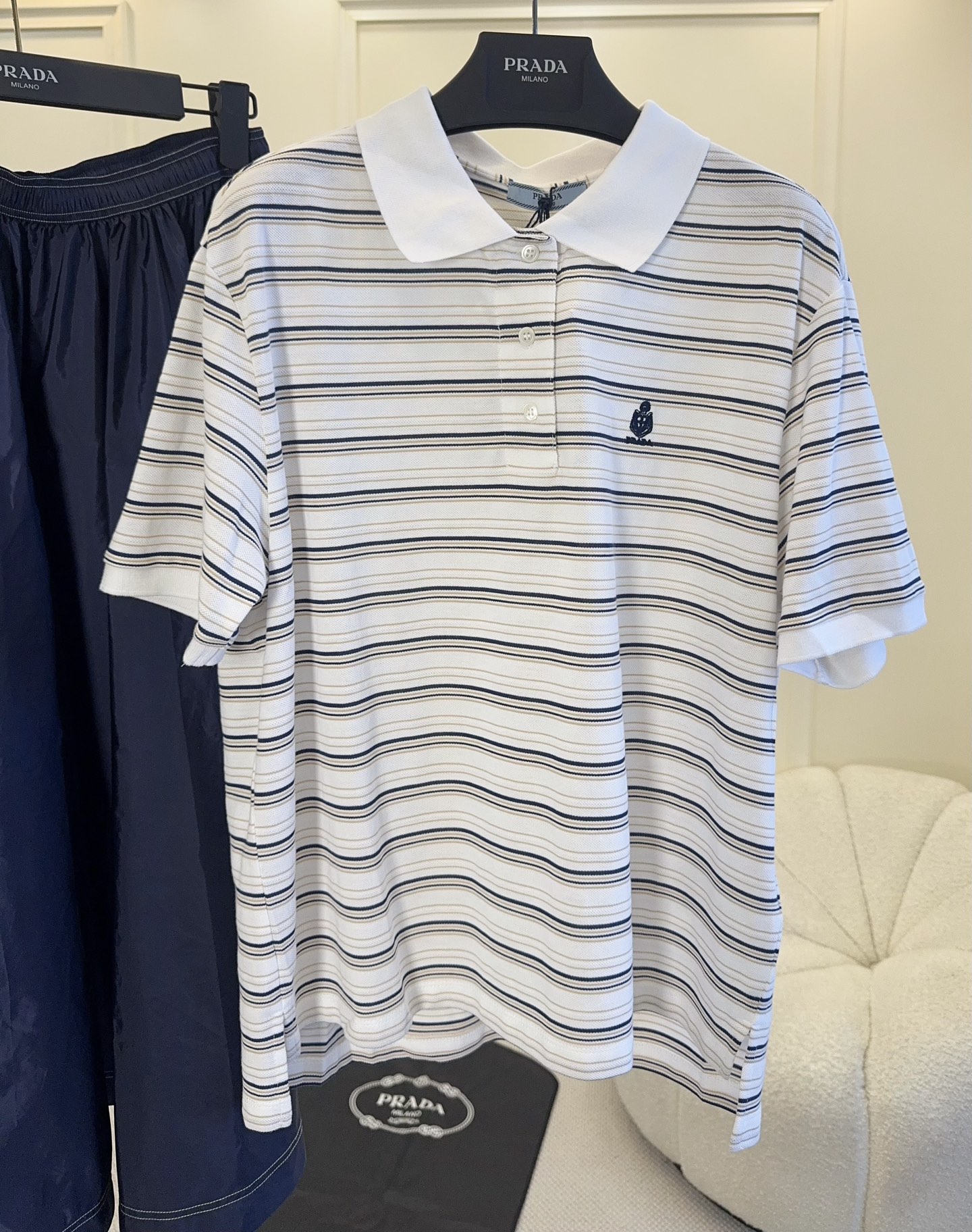 NO:890289,Prada's 2026 new striped Polo shirt is made of cotton mesh fabric, breathable and comfortable, perfect for summer!  Creamy apricot navy stripes, a low-key retro color scheme, and the small badge embroidery on the chest is very recognizable. Classic lapel + short sleeve design, it is OK to wear alone or layered, and can be easily worn for commuting, going out, and vacationing. You can switch between college style or casual style at will ~,, prada, T-shirt,19860909Prada2026新款条纹Polo衫,采用棉质网眼面料,透气又舒适,夏天穿超合适！奶杏色藏青条纹,配色低调复古,胸前小徽章刺绣超有辨识度.经典翻领+短袖设计,单穿或叠穿都很OK,通勤、出街、度假都能轻松驾驭,学院风or休闲风随心切换～,,prada,T-shirt,,Women's clothing