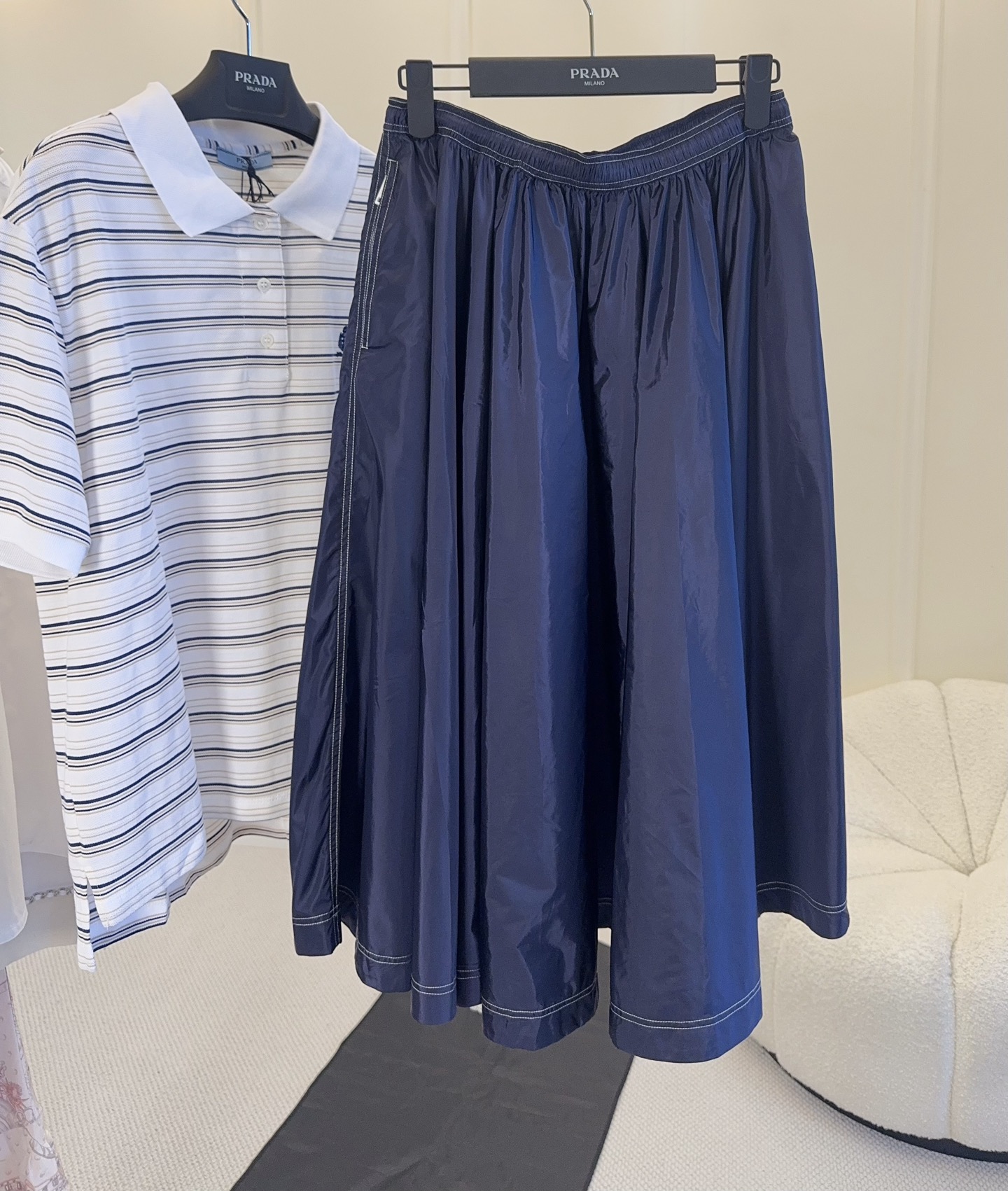 NO:890278,Prada 2026 new navy blue skirt, made of light and breathable fabric, super comfortable to wear in summer!  High-waisted A-line version + elastic waist, slimming and tolerant to all body shapes. The skirt is loose and naturally draped, navy blue is low-key and elegant, and can be easily used for commuting and leisure. The side zipper design makes it easy to put on and take off, and the details are perfect!  Pair it with a striped Polo or a simple top to easily get a Korean-style relaxed look~,,prada,skirts,19860909Prada2026新款藏蓝色半身裙,轻薄透气面料,夏天穿超舒服！高腰A字版型+松紧腰,显瘦又包容各种身材.裙摆宽松自然垂坠,藏蓝色低调优雅,通勤休闲都能轻松驾驭.侧边拉链设计,穿脱方便,细节满分！搭配条纹Polo或简约上衣,轻松get韩系松弛感穿搭～,,prada,skirts,,Women's clothing