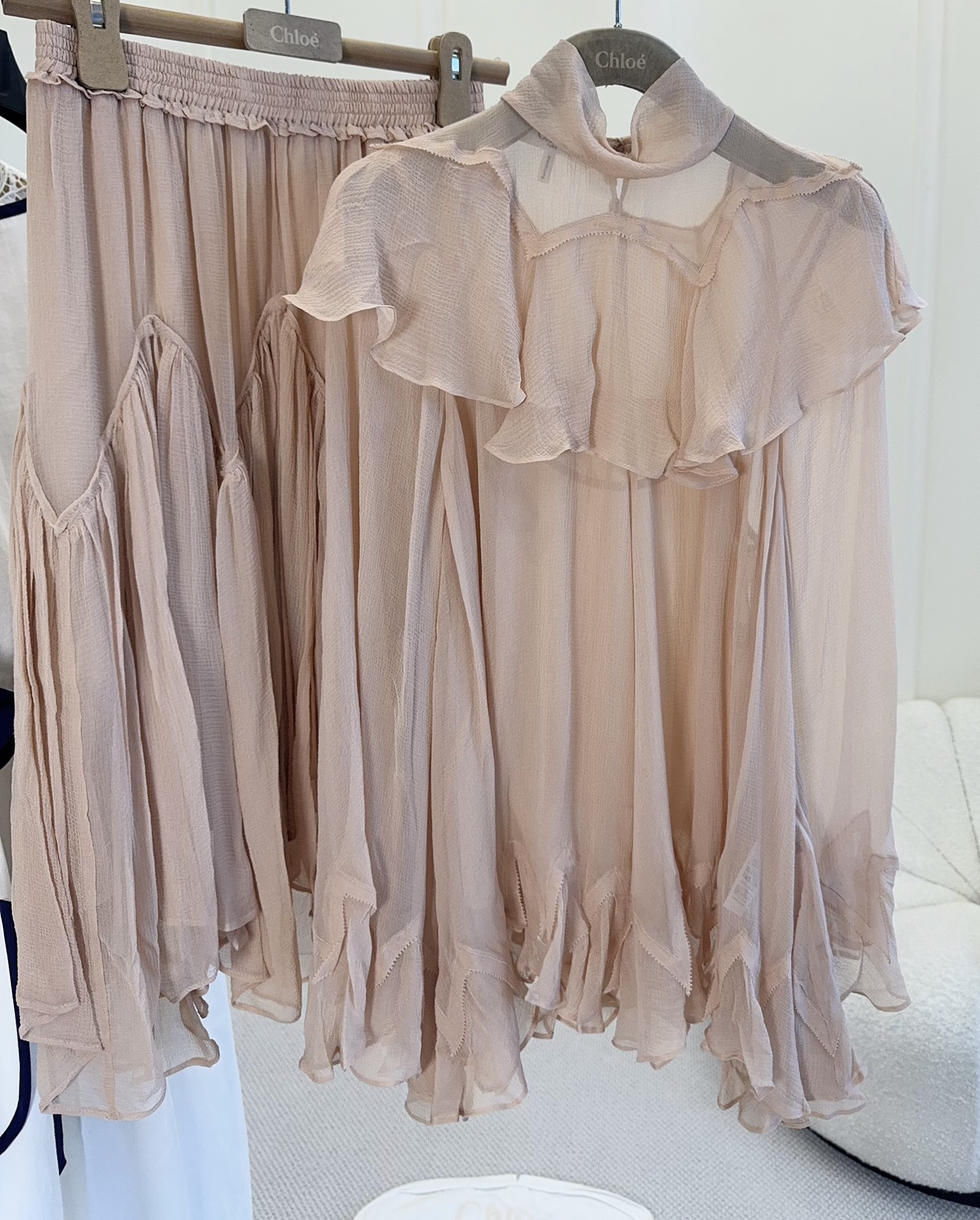 NO:890271,Top p Skirt Chloé 2026 new light pink Georgette silk suit, high collar ruffle shirt + irregular layered skirt, light and breathable, full of soft and romantic temperament. The ruffle design of the shirt is super layered, and the irregular tailoring of the skirt makes the whole body more flexible. It can be easily managed for daily commuting, dating or leisure. Paired with light-colored shoes or simple accessories, the gentle and elegant atmosphere is directly filled.,,chloe,skirts,shirts,real silk,19860909上衣 p半裙 Chloé2026新款浅粉乔其真丝套装,高领荷叶边衬衫+不规则层叠半身裙,轻盈透气,柔美浪漫气质满分.衬衫荷叶边设计超有层次感,半身裙不规则剪裁让整体更灵动.日常通勤、约会或休闲都能轻松驾驭,搭配浅色鞋履或简约配饰,温柔优雅氛围感直接拉满.,,chloe,skirts,shirts,real silk,,Women's clothing