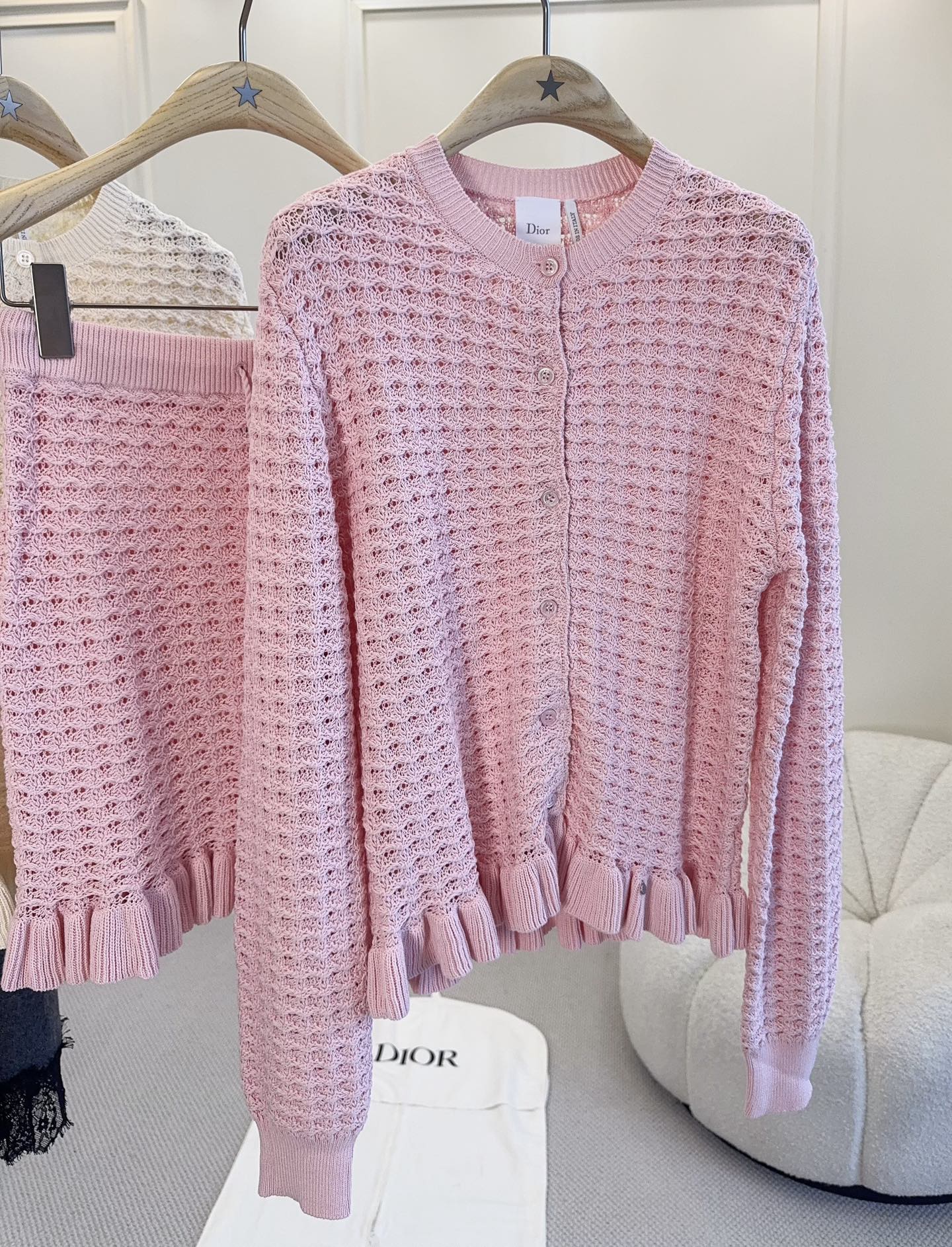 NO:891112,Cardigan Skirt Dior's 2026 new pink knitted cardigan + skirt, soft lotus pink, super elegant, three-dimensional hollow texture, ruffled hem super layered. The same design as the skirt, slim and slim, cotton yarn, soft and skin-friendly fabric, super comfortable to wear in early autumn!  It can be easily used for daily commuting and dating. Paired with light-colored bags and simple shoes, it is elegant and fashionable~,, dior, skirts,19860909开衫 半裙 Dior2026新款粉色针织开衫+半身裙,温柔藕粉色超显气质,立体镂空纹理,荷叶边下摆超有层次感.裙装同款设计,修身显身材,棉纱线,面料柔软亲肤,初秋穿超舒服！日常通勤、约会都能轻松驾驭,搭配浅色包包和简约鞋履,优雅又时髦～,,dior,skirts,,Women's clothing