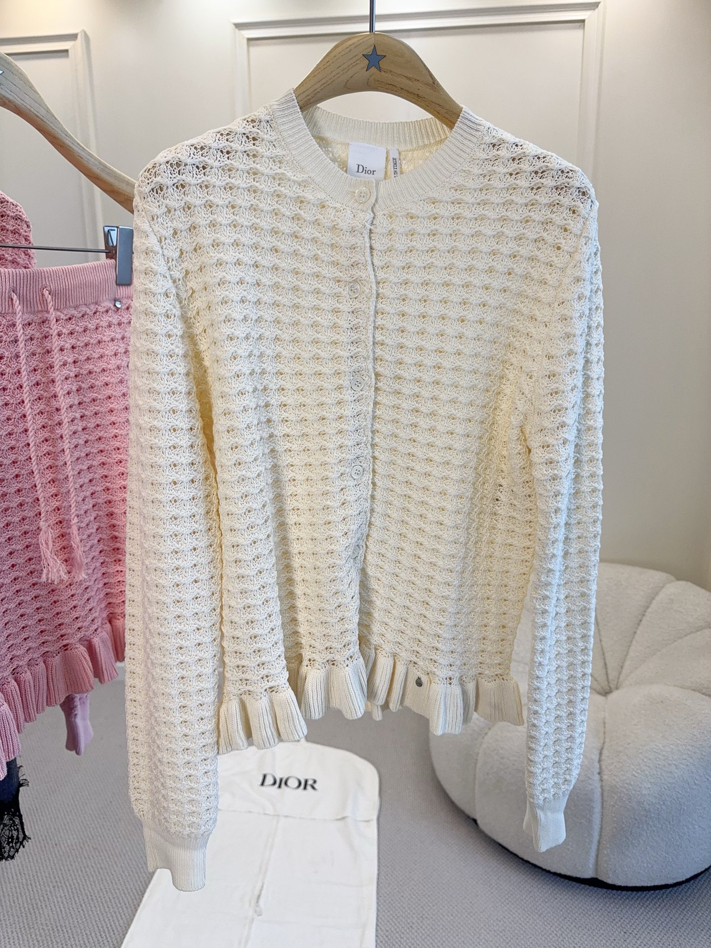NO:891122,Dior2026 new off-white hollow knitted cardigan, round neck + front button design, super easy to put on and take off!  The body is full of exquisite hollow patterns, light and breathable, and super comfortable to wear in spring and summer. The hem is super layered, soft and elegant. The short version is paired with high-waisted pants/skirts, which can easily elongate the body proportions. It can be worn for commuting and dating, practical and fashionable!  ,,dior,skirts,19860909Dior2026新款米白色镂空针织开衫,圆领+正面纽扣设计,穿脱超方便！衣身满是精致镂空花纹,轻盈透气,春夏穿超舒服.下摆木耳边超有层次感,柔美又显气质,短款版型搭高腰裤/裙,轻松拉长身材比例,通勤约会都能穿,实用又时髦！,,dior,skirts,,Women's clothing