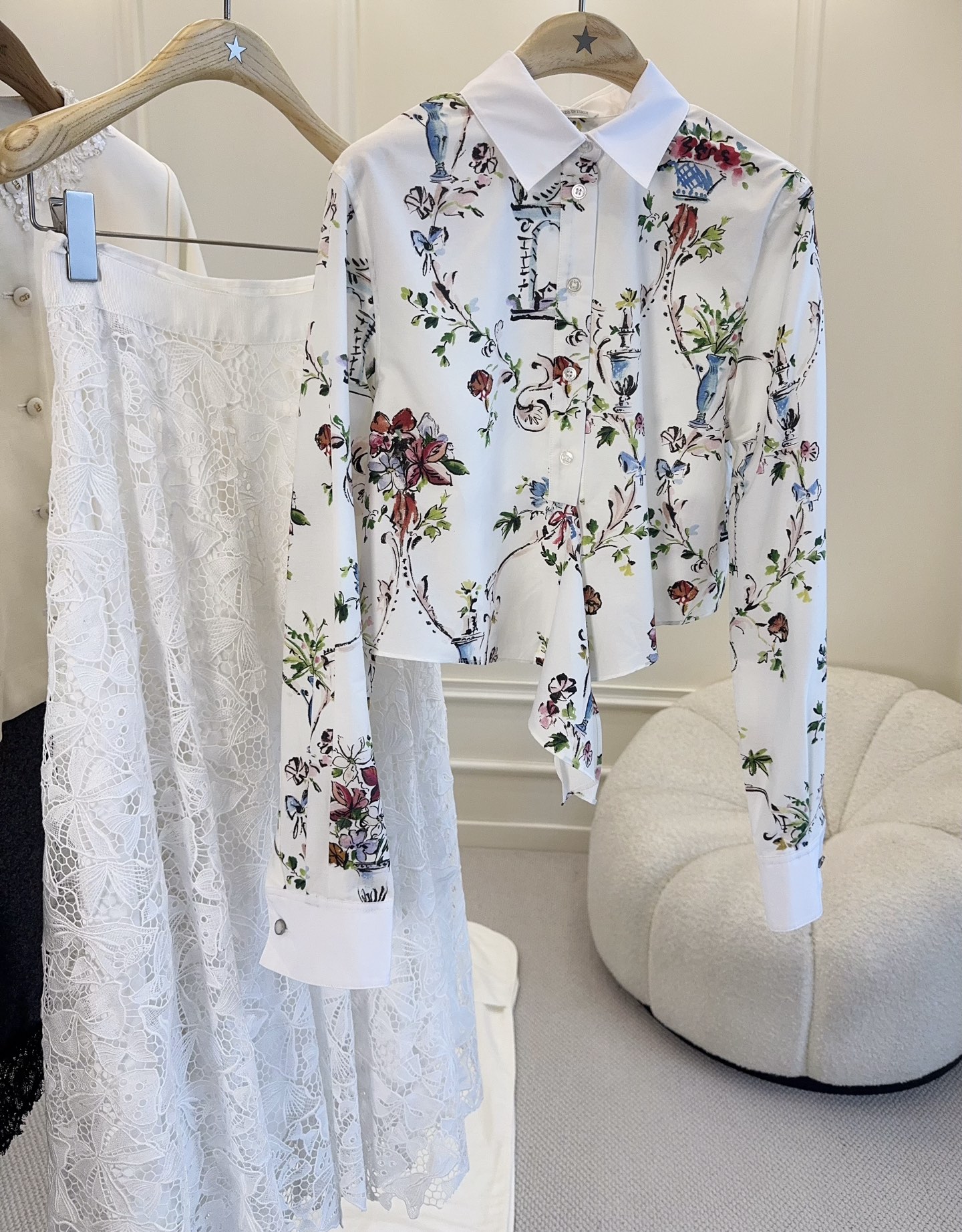 NO:891132,Dior's 2026 new printed shirt is made of pure cotton fabric, which is skin-friendly and breathable, making it super comfortable to wear in spring and summer!  White base with retro floral and vase prints, perfect for romance and elegance. Classic shirt collar + single-breasted buttons, exquisite details, cuff button design is more advanced. Waist strap design, modified body shape and flexible, looks great with jeans or skirts, can be easily worn in daily or formal occasions, full of French romantic atmosphere.,, dior, skirts, jeans, shirts,19860909Dior2026新款印花衬衫,采用精纯棉面料,亲肤透气,春夏穿超舒服！白色底配复古花卉和花瓶印花,浪漫优雅满分.经典衬衫领+单排扣,细节精致,袖口纽扣设计更显高级.腰部绑带设计,修饰身形又灵动,无论搭配牛仔裤还是半身裙都很出彩,日常或正式场合都能轻松驾驭,法式浪漫氛围感拉满.,,dior,skirts,jeans,shirts,,Women's clothing