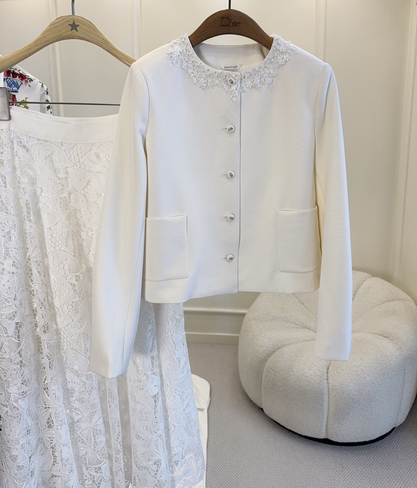 NO:891137,Dior's 2026 new white silk wool beaded jacket is made of wool and silk blend, soft and crisp, the collar is hand-beaded, and the details are ultra-exquisite. The single-breasted design is simple and elegant, the short cut is neat, and it can be easily worn for commuting or formal occasions. Pair it with a skirt or trousers, it is full of elegance, and you can easily achieve the ladylike style!  ,,dior,skirts,jackets & coats,real silk,19860909Dior2026新款白色丝毛钉珠外套,采用羊毛真丝混纺,柔软又挺括,领子纯手工钉珠,细节超精致.单排扣设计简约大方,短款剪裁利落,通勤或正式场合都能轻松驾驭.搭配裙装或裤装,优雅气质满分,名媛风轻松拿捏！,,dior,skirts,jackets & coats,real silk,,Women's clothing