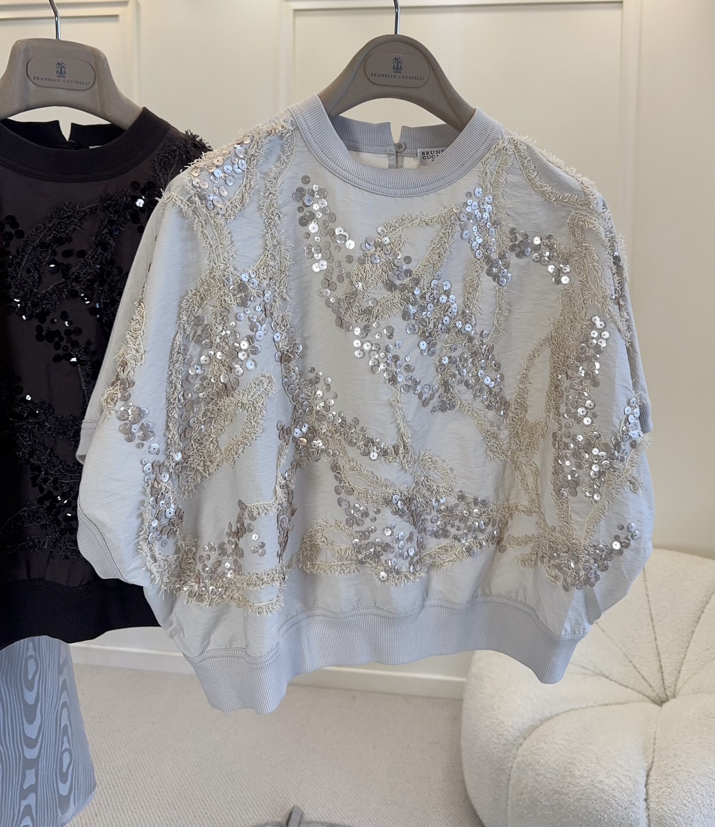 NO:891675,Brunello Cucinelli's 2026 new heavy-work sequin embroidery craftsmanship, exquisite details, sequins and matte texture collision, low-key and high-end. Round neck and short-sleeved design, comfortable and breathable, very suitable for spring and summer wear. Heavy-work embroidery makes daily wear more artistic, and can be easily used for commuting or formal occasions. It is a representative item of quiet luxury style, low-key and elegant, a must-have!  ,,brunello cucinelli,T-shirt,19860909Brunello Cucinelli 2026新款重工珠片刺绣工艺,细节精致,亮片与哑光质感碰撞,低调又高级.圆领短袖设计,舒适透气,春夏穿超合适.重工刺绣让日常穿搭更有艺术感,通勤或正式场合都能轻松驾驭,是静奢风代表单品,低调优雅必入！,,brunello cucinelli,T-shirt,,Women's clothing