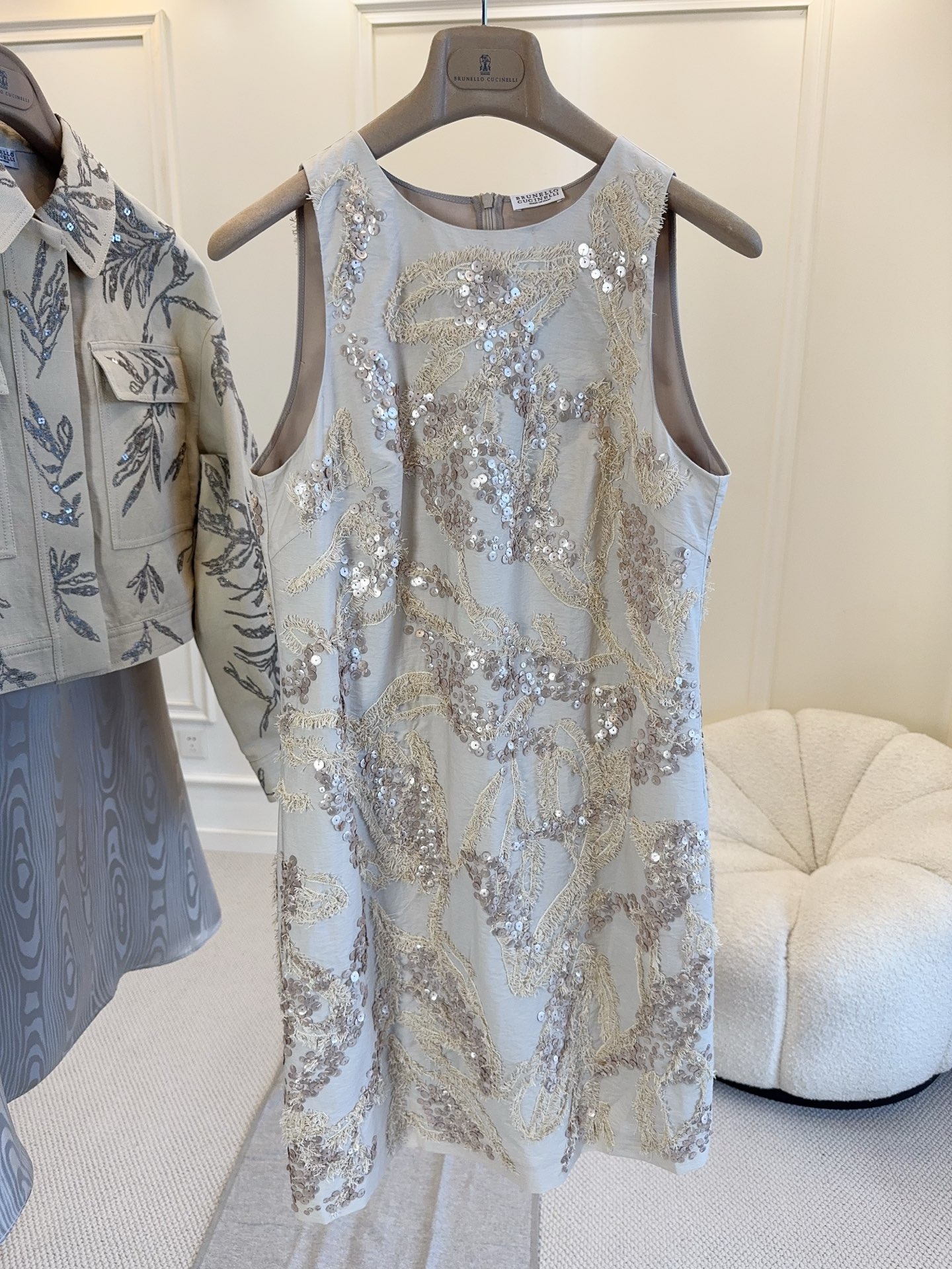 NO:891664,Brunello Cucinelli 2026 new embroidered dress, beige heavy embroidery, light and breathable, perfect for spring and summer!  The sleeveless A-line version is flattering and elegant. The beaded embroidery details are exquisite and full of low-key luxury. It can be easily used in daily life, vacation and formal occasions. Pair it with simple accessories or exquisite handbags to enhance your temperament!  ,,brunello cucinelli,skirts,19860909Brunello Cucinelli 2026新款刺绣连衣裙,米色重工刺绣,轻盈透气超适合春夏！无袖A字版型,修饰身形又优雅,珠片刺绣细节超精致,低调奢华感满满.日常、度假、正式场合都能轻松驾驭,搭配简约配饰或精致手袋,气质直接拉满！,,brunello cucinelli,skirts,,Women's clothing