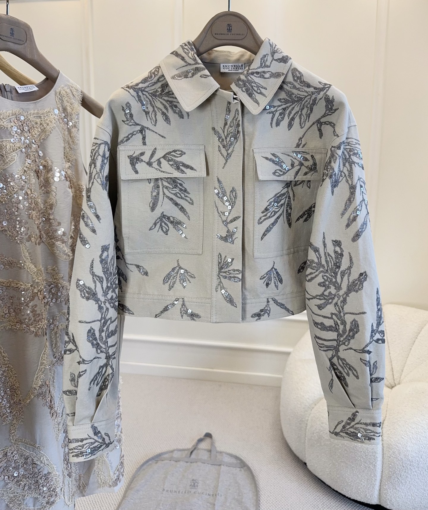 NO:891655,Brunello Cucinelli 1016 new sequined embroidered jacket, beige body with silver sequined plant embroidery, low-key and sparkling. Short work jacket style, lapels + double chest patch pockets, neat tailoring, full of lines. The heavy embroidery process is super exquisite, with full details, it can be easily controlled whether commuting or partying, elegant and fashionable, and easily enhances the style.,, brunello cucinelli, jackets & coats,19860909Brunello Cucinelli1016新款亮片刺绣夹克,米色衣身搭配银色亮片植物刺绣,低调又闪耀.短款工装夹克版型,翻领+胸前双贴袋,剪裁利落,线条感十足.重工刺绣工艺超精致,细节满分,无论通勤还是派对都能轻松驾驭,优雅又时髦,轻松提升造型感.,,brunello cucinelli,jackets & coats,,Women's clothing