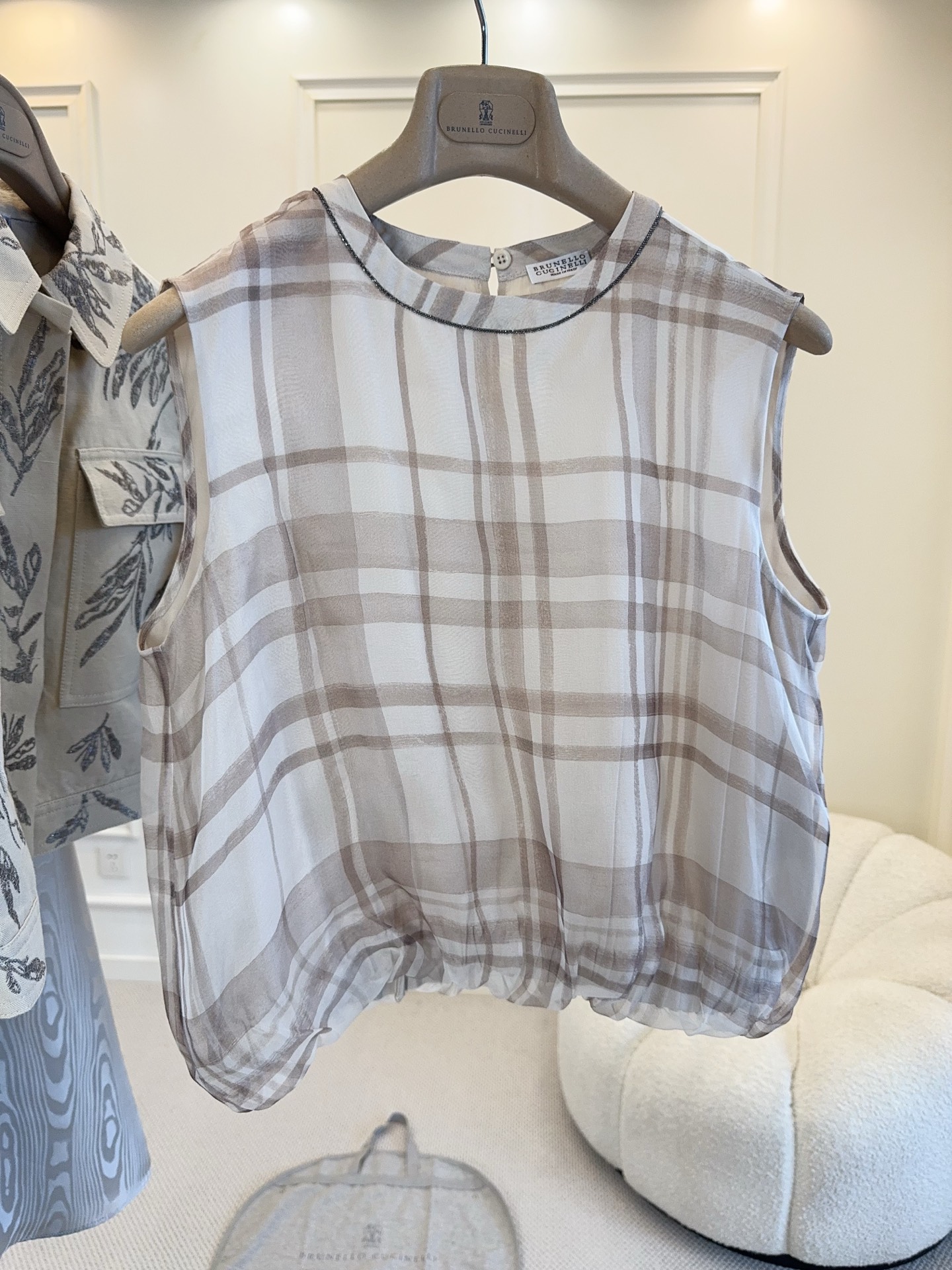 NO:891645,Brunello Cucinelli's 2026 new plaid silk vest is made of mulberry silk, which is light and breathable and has a smooth touch. The gray-brown plaid design is retro and elegant, and the translucent fabric has its own artistic feel. Sleeveless tailoring + loose fit, it is great to wear alone or layered in spring and summer, and it can easily create a high-end look. Paired with the same series of skirts or simple trousers, it has perfect temperament and is suitable for you who pursue a quality life.,, brunello cucinelli, skirts, real silk,19860909Brunello Cucinelli2026新款格纹真丝背心,采用桑蚕丝,轻盈透气,触感柔滑.灰棕格纹设计,复古优雅,半透明面料自带艺术感.无袖剪裁+宽松版型,春夏单穿或叠搭都很出彩,轻松打造高级感穿搭.搭配同系列半裙或简约裤装,气质满分,适合追求质感生活的你.,,brunello cucinelli,skirts,real silk,,Women's clothing
