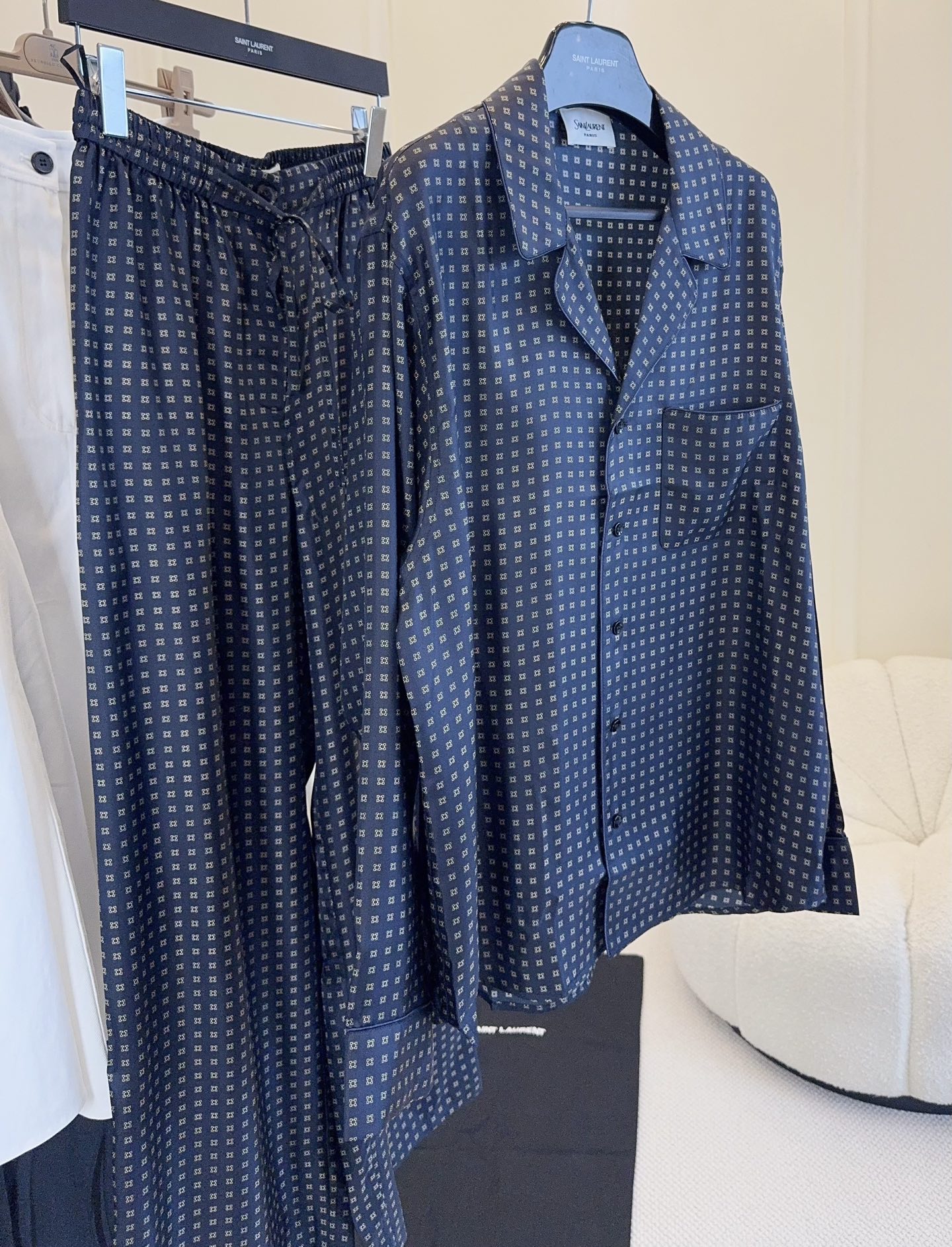 NO:891946,Shirt Pants ysl2026 new small square silk shirt wide leg pants, silk material, soft and smooth, breathable and comfortable, dark navy background with small squares, retro and versatile, the loose version is super friendly to the body, great to wear alone or layered!  Silk has its own high-end luster, and can be easily used in commuting, casual, and formal occasions. It is super fashionable to wear it with wide-leg pants when going out on the street, and it can be used at home or out!  ,,saint laurent,shirts,real silk,19860909衬衫 裤子 ysl2026新款小方格真丝衬衫阔腿裤,真丝材质,柔软顺滑,透气又舒适,深藏青底色配小方格,复古又百搭,宽松版型对身材超友好,单穿或叠搭都很出彩！真丝自带高级光泽,通勤、休闲、正式场合都能轻松驾驭,搭配阔腿裤一套出街超时髦,居家外出都可！,,saint laurent,shirts,real silk,,Women's clothing