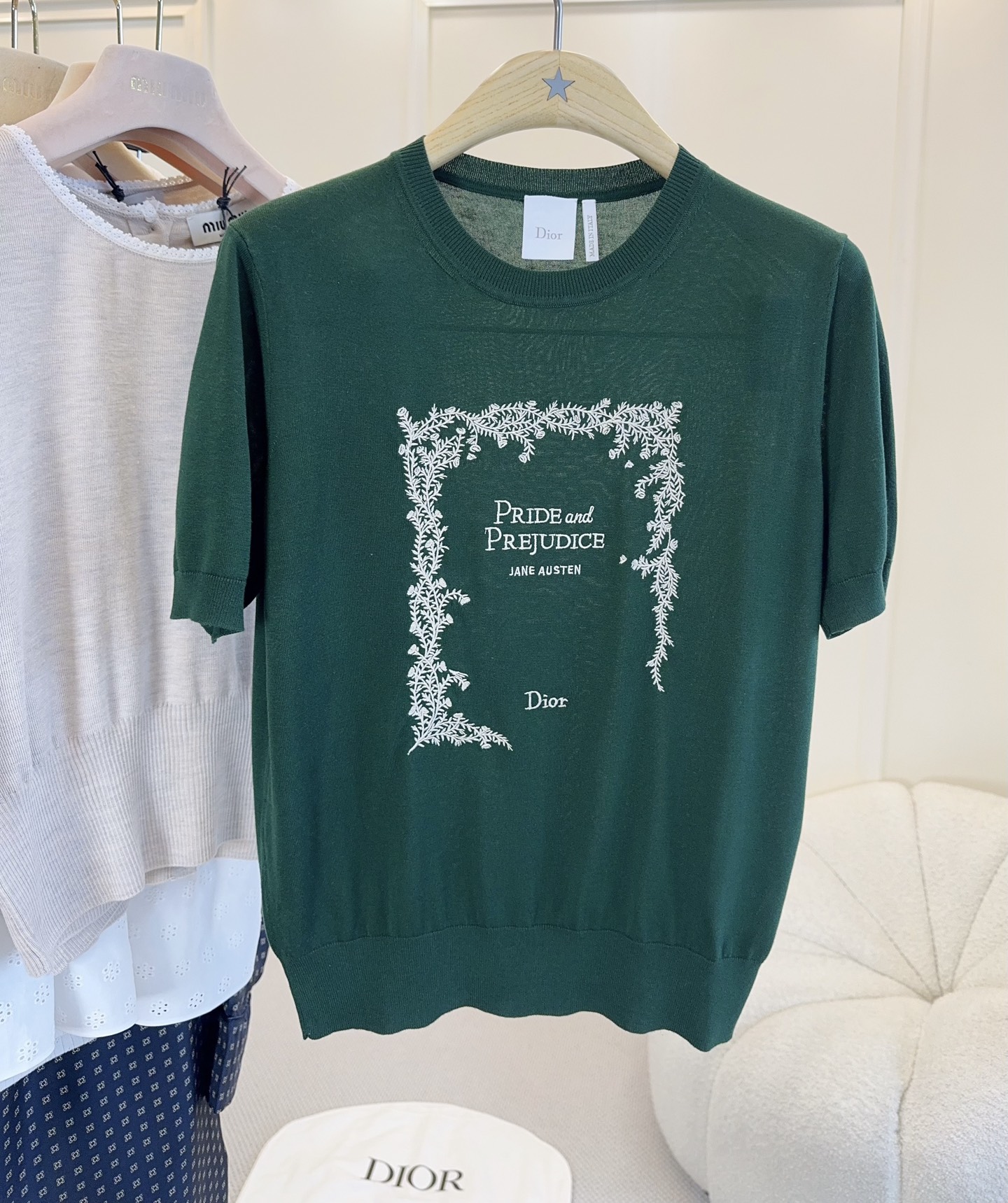 NO:891940,Dior 2026 early autumn series short-sleeved, dark green knitted fabric, soft and comfortable, super friendly for daily wear!  The 'Pride and Prejudice' theme pattern + vine embroidery on the front adds a sense of French elegance. The round neck design is simple and elegant, the cuffs and hem are ribbed, and the details are perfect. It looks great with jeans or skirts, and you can easily get a high-end look!  ,,dior,skirts,jeans,T-shirt,19860909Dior 2026早秋系列短袖,深绿色针织面料,柔软舒适,日常穿搭超友好！正面《Pride and Prejudice》主题图案+藤蔓刺绣,法式优雅氛围感拉满.圆领设计简约大方,袖口和下摆罗纹收口,细节满分.搭配牛仔裤或半裙都很出彩,轻松get高级感穿搭！,,dior,skirts,jeans,T-shirt,,Women's clothing