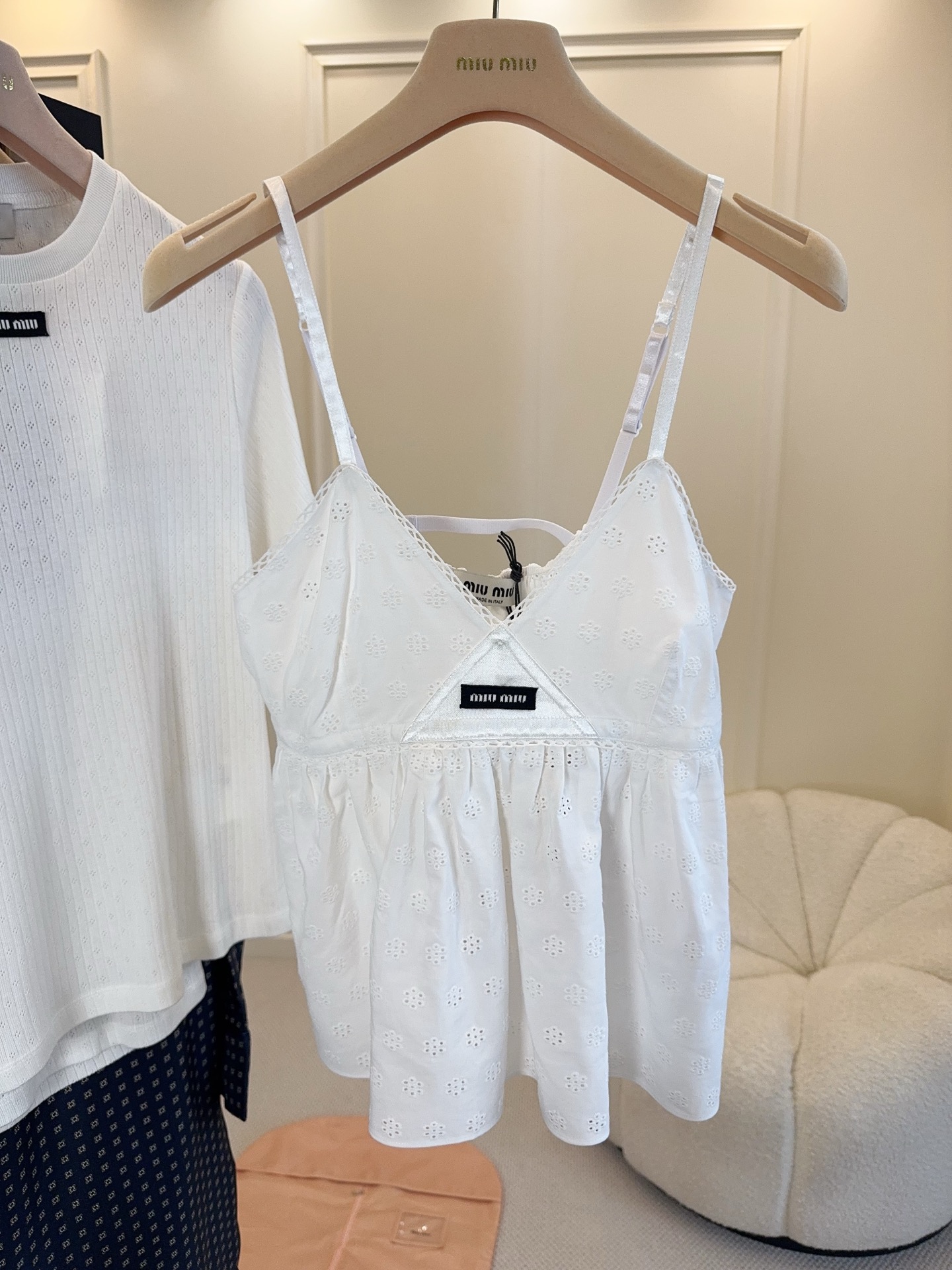 NO:891936,Miu Miu2026 new white hollow sling, using exquisite embroidery technology, milky white pure cotton fabric, breathable and comfortable, perfect for summer wear!  V-neck + spaghetti strap design, the collarbone line is directly stretched, and the high-waisted umbrella skirt is tailored to make you slim and flatter your figure. The hollow pattern has its own soft light filter in the sun, which is fresh and advanced ~ Whether paired with denim shorts or a skirt, you can easily switch between pure lust or commuting style. It is a must-have and versatile item in the summer wardrobe!  ,,miumiu,skirts,shorts,19860909Miu Miu2026新款白色镂空吊带,采用精致刺绣工艺,奶白色纯棉面料,透气又舒适,夏天穿超合适！V领+细肩带设计,锁骨线条直接拉满,高腰伞裙剪裁显瘦又修饰身材.镂空花纹在阳光下自带柔光滤镜,清新又高级～无论搭配牛仔短裤还是半身裙,都能轻松切换纯欲or通勤风,是夏日衣橱必备百搭单品！,,miumiu,skirts,shorts,,Women's clothing