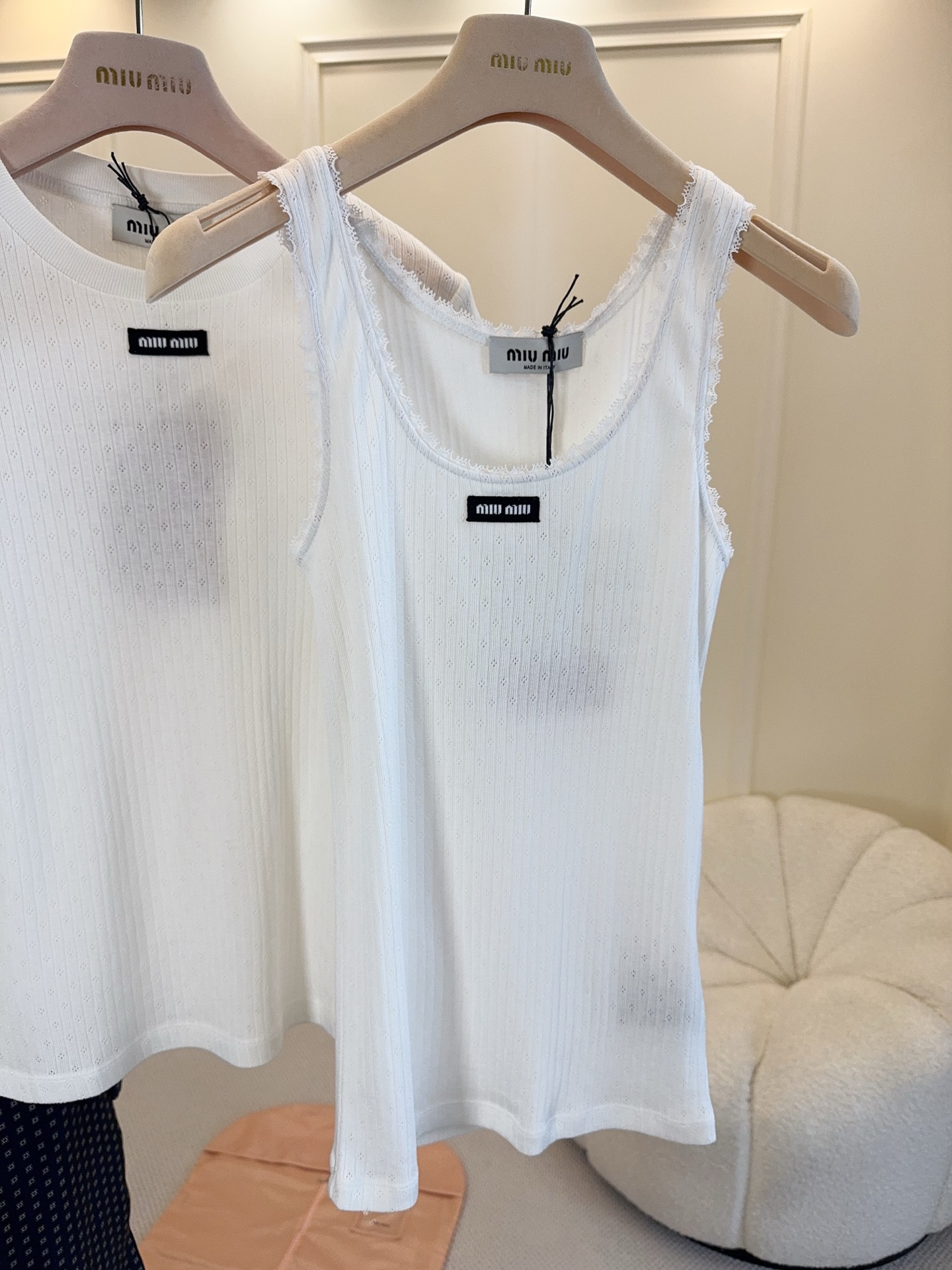 NO:891930,Miu Miu 2026 new white hollow knitted vest is made of pure cotton knitted yarn, soft and skin-friendly, and super comfortable to wear in summer!  Sleeveless + lace design, full of girlish feeling, simple and exquisite. Slim cut, very versatile to wear alone or inside, can be easily used for commuting, dating, and daily life. The fabric is breathable and not sweaty. Pair it with a skirt or high-waisted pants for a fresh and sweet style!  ,,miumiu,skirts,19860909Miu Miu2026新款白色镂空针织背心,采用纯棉针织纱线,柔软亲肤,夏天穿超舒服！无袖+蕾丝花边设计,少女感满满,简约又精致.修身剪裁显瘦,单穿或内搭都很百搭,通勤、约会、日常都能轻松驾驭.面料透气不闷汗,搭配半裙或高腰裤,清新甜美风get！,,miumiu,skirts,,Women's clothing