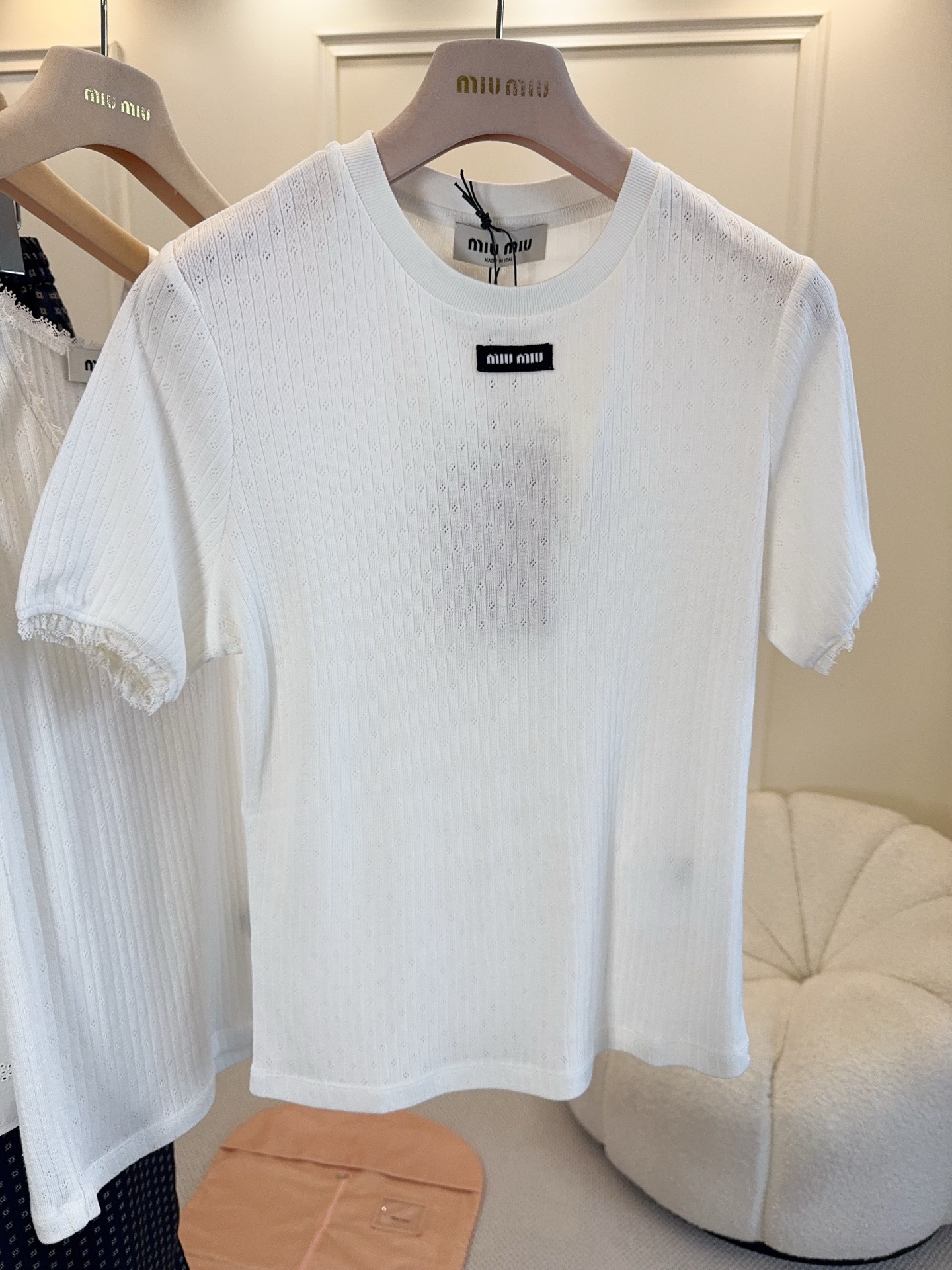 NO:891923,Miu Miu2026 new white hollow knitted short-sleeve, made of cotton yarn, soft and breathable, super comfortable to wear in summer!  Simple round neck + fine texture, cuff lace design, perfect details. Brand logo on the chest, highly recognizable, versatile and fashionable, looks great with shorts or skirts, easily creates a fresh summer style~,,miumiu,skirts,shorts,T-shirt,19860909Miu Miu2026新款白色镂空针织短袖,采用棉质纱线,柔软透气,夏天穿超舒服！简约圆领+细密纹理,袖口花边设计,细节满分.胸前品牌标识,辨识度高,百搭又时髦,无论配短裤还是半裙都很出彩,轻松打造清新夏日风～,,miumiu,skirts,shorts,T-shirt,,Women's clothing