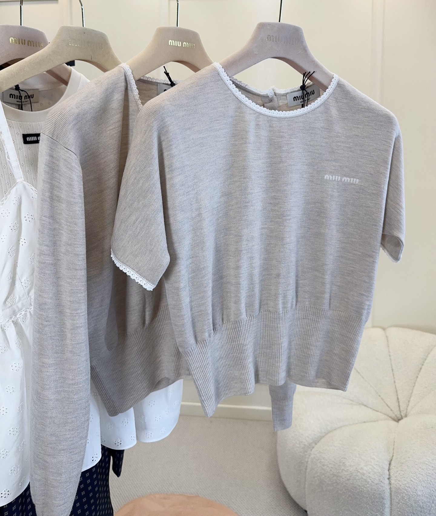 NO:892273,Miu Miu2026 new oatmeal color knitted short-sleeve, soft knitted fabric, light and comfortable, perfect for spring and summer!  The round neck + right-shoulder short-sleeve design is simple and elegant, and the small logo on the chest is very recognizable. The low-saturated oatmeal color is gentle and versatile. Pair it with a white skirt or light-colored trousers, and you can easily get a relaxed atmosphere ~ The fabric is close-fitting and not stuffy. It can be worn for commuting, daily life, and leisure. It is practical and fashionable!  ,,miumiu,skirts,T-shirt,19860909Miu Miu2026新款燕麦色针织短袖,柔软针织面料,轻盈舒适,春夏穿超合适！圆领+正肩短袖设计,简约又优雅,胸前小标超有辨识度.低饱和燕麦色温柔百搭,配白色半裙或浅色裤装,轻松get松弛氛围感～面料贴身不闷热,通勤、日常、休闲都能穿,实用又时髦！,,miumiu,skirts,T-shirt,,Women's clothing