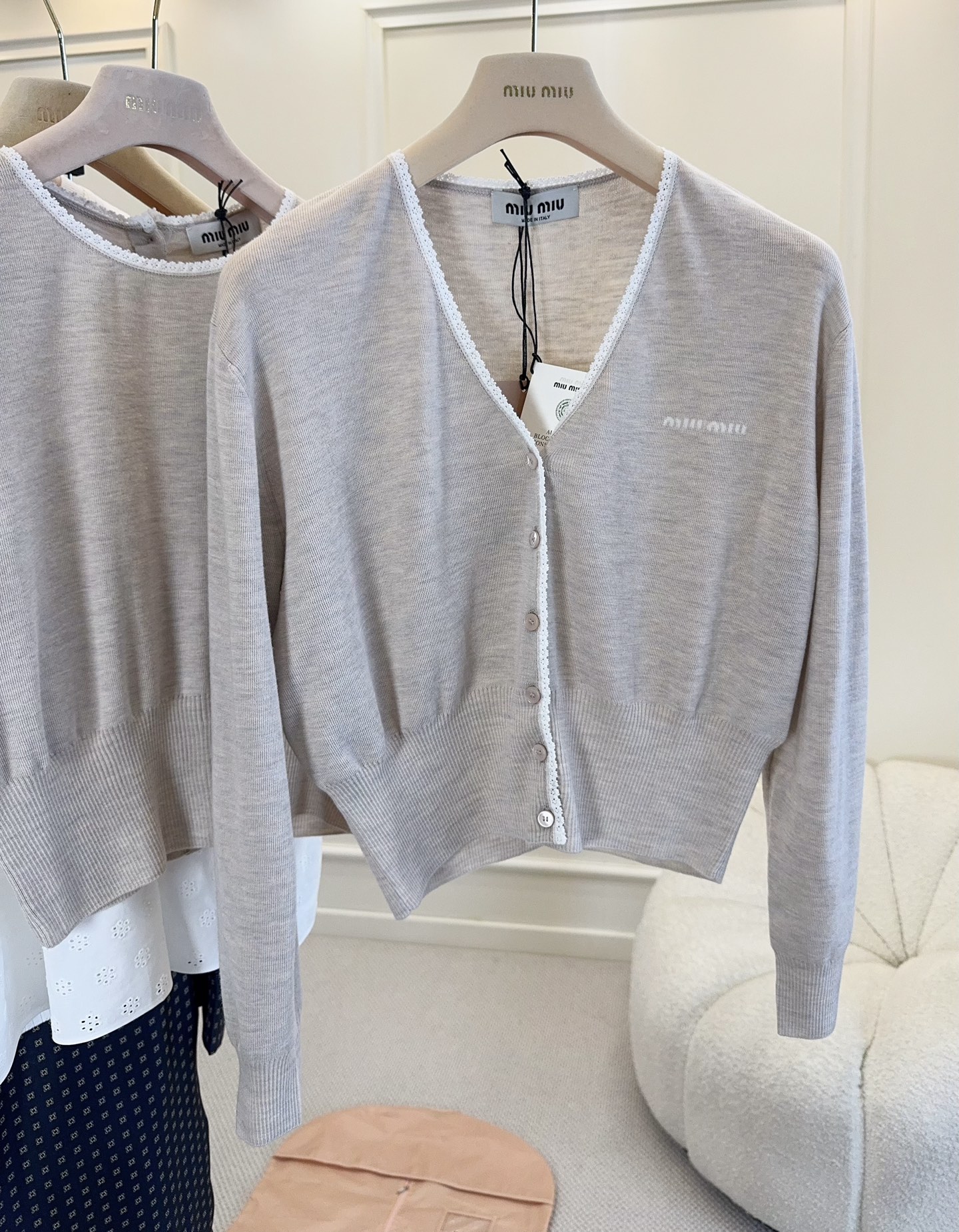 NO:892280,MiuMiu2026 new V-neck knitted cardigan, cashmere, soft and delicate, warm and comfortable. Short design + white piping, simple and elegant, brand embroidery on the chest is super recognizable. It can be easily paired with high-waisted pants or skirts for daily commuting and leisure, and you can easily get a gentle and intellectual style.,,miumiu,skirts,19860909MiuMiu2026新款V领针织开衫,羊绒,柔软细腻,保暖又舒适.短款设计+白色滚边,简约优雅,胸前品牌刺绣超有辨识度.日常通勤、休闲都能轻松搭配高腰裤或裙装,轻松get温柔知性风.,,miumiu,skirts,,Women's clothing