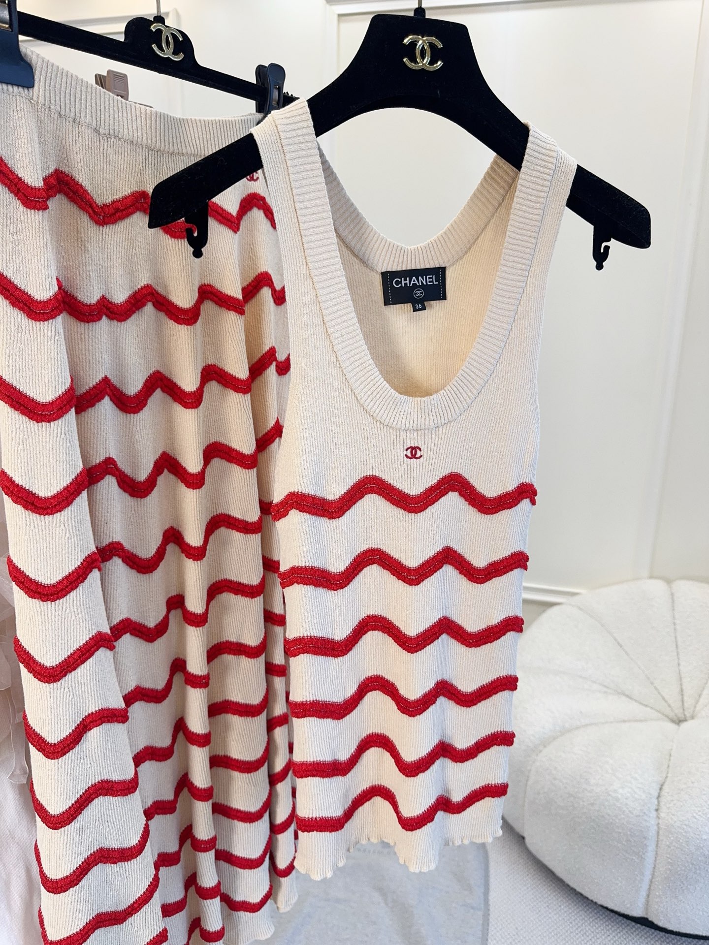 NO:892267,Vest, skirt, Chanel2026 Coco Beach series wavy striped suit, off-white base with red wavy stripes, full of summer vacation atmosphere!  Sleeveless knitted vest + high-waisted A-line skirt, soft and breathable, and the double C logo on the chest is very recognizable. The wavy pattern design on the skirt brings a sense of flow when walking, French elegance and practicality, perfect for beach vacations or daily wear, easily create a relaxed fashion sense!  ,,chanel,skirts,19860909背心 半裙 Chanel2026 Coco Beach系列波浪条纹套装,米白底配红色波浪条纹,夏日度假氛围感拉满！无袖针织背心+高腰A字半身裙,柔软透气,胸前双C标志超有辨识度.裙摆波浪纹设计,走路自带流动感,法式优雅又实用,海边度假或日常穿搭都很出彩,轻松打造松弛时尚感！,,chanel,skirts,,Women's clothing