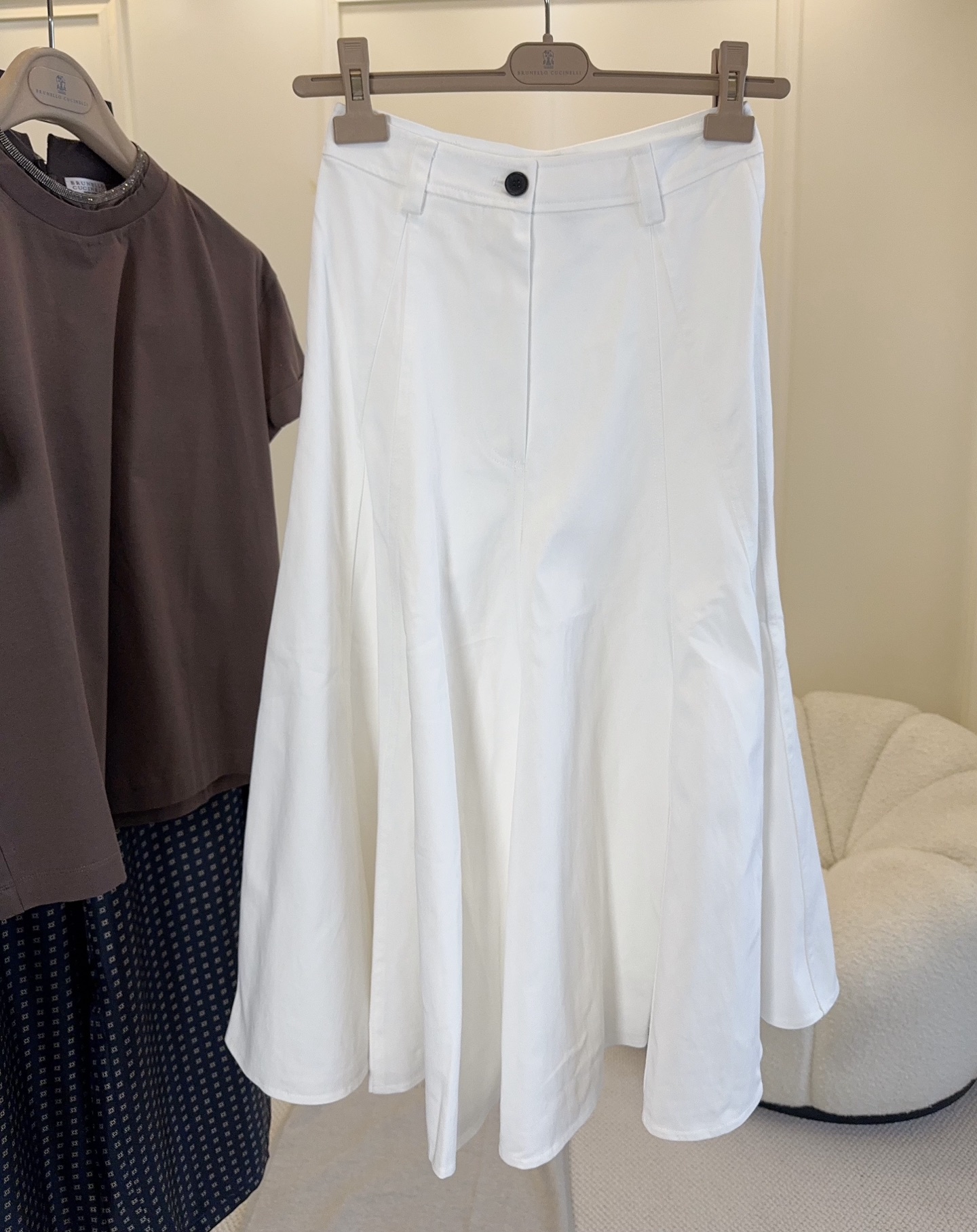 NO:892261,Bc2026 new white high-waisted A-line skirt, simple design + crisp fabric, great drape!  The high-waist cut modifies the waistline, and the A-line skirt covers the hips and makes you look slimmer, and is super friendly to pear-shaped figures. The mid-length length can be easily used for commuting, dating, and daily life. It goes well with shirts, sweaters or T-shirts, and can be easily switched between multiple styles ~ It is a must-have and versatile item in the wardrobe!  ,,skirts,shirts,tees,t-shirt,19860909Bc2026新款白色高腰A字半身裙,简约设计+挺括面料,垂感超赞！高腰剪裁修饰腰线,A字裙摆遮胯显瘦,对梨形身材超友好.中长款长度,通勤、约会、日常都能轻松驾驭,搭配衬衫、针织衫或T恤都很OK,轻松切换多种风格～是衣橱必备百搭单品！,,skirts,shirts,tees，t-shirt,,Women's clothing