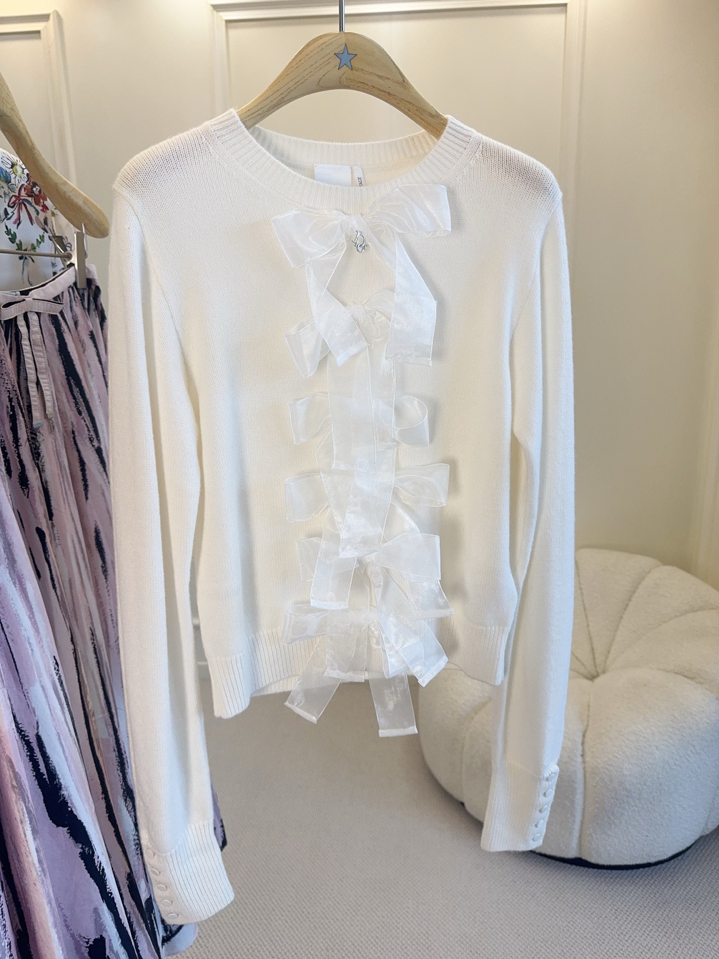 NO:893085,Dior's 2026 new autumn sweater, cashmere and wool blend, multi-layered bow design on the front, full of French elegance. Round neck, long sleeves, exquisite cuff details, tailoring to fit the body shape, gentle temperament and easy to get!  The bow has rich layers and looks great when paired with skirts or high-waisted pants. It can be worn daily during commuting ~ Dior’s iconic design, practical and fashionable, a must-have for sophisticated girls!  ,,dior,skirts,19860909Dior 2026秋季新款针织衫,羊绒羊毛混纺,正面多层蝴蝶结设计,法式优雅感满满.圆领长袖,袖口细节精致,剪裁贴合身形,温柔气质轻松get！蝴蝶结层次丰富,搭配裙装或高腰裤都超好看,通勤日常都能穿～Dior标志性设计,实用又时髦,精致女孩必入！,,dior,skirts,,Women's clothing