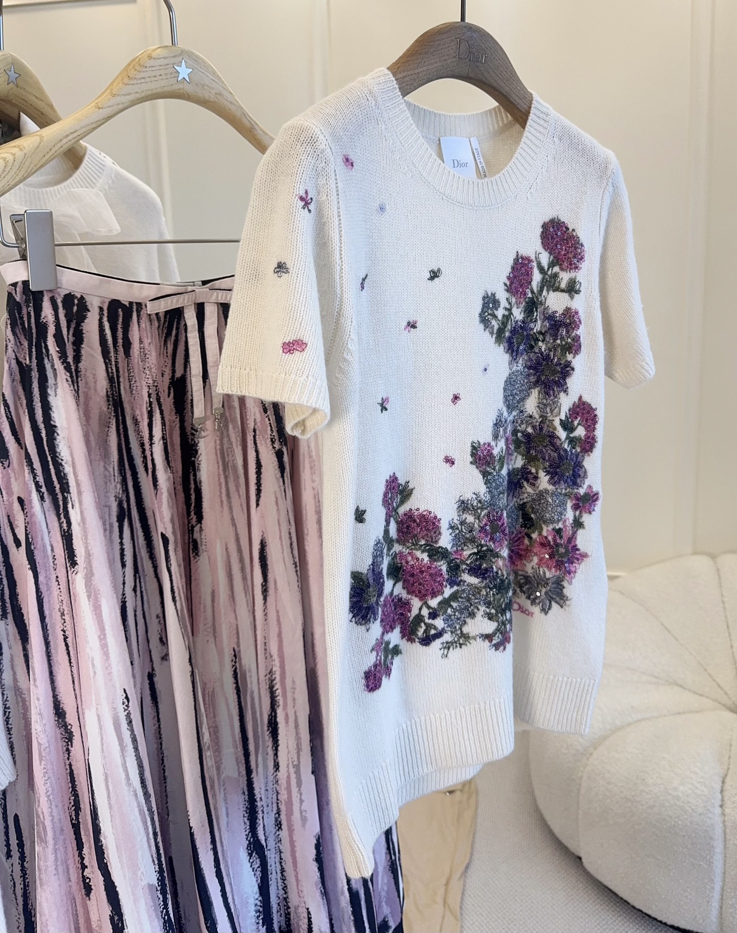 NO:893093,Dior2026 new floral embroidered knitted short sleeves, made of soft cashmere, super comfortable to wear!  Pink and purple flowers + butterfly embroidery, full of details, elegant and artistic. The round neck and short sleeve design is very refreshing to wear in summer. It goes well with denim shorts or skirts, and can easily switch between casual or intellectual style. It can be easily used for daily outings and vacations. It is practical and fashionable. It is the highlight of Dior's early autumn series!  ,,dior,skirts,shorts,T-shirt,19860909Dior2026新款花卉刺绣针织短袖,采用柔软山羊绒,穿着超舒适！粉紫花朵+蝴蝶刺绣,细节满分,优雅又有艺术感.圆领短袖设计,夏天穿很清爽,搭配牛仔短裤或半裙都很出彩,轻松切换休闲or知性风.日常出街、度假都能轻松驾驭,实用又时髦,是Dior早秋系列的亮点单品！,,dior,skirts,shorts,T-shirt,,Women's clothing