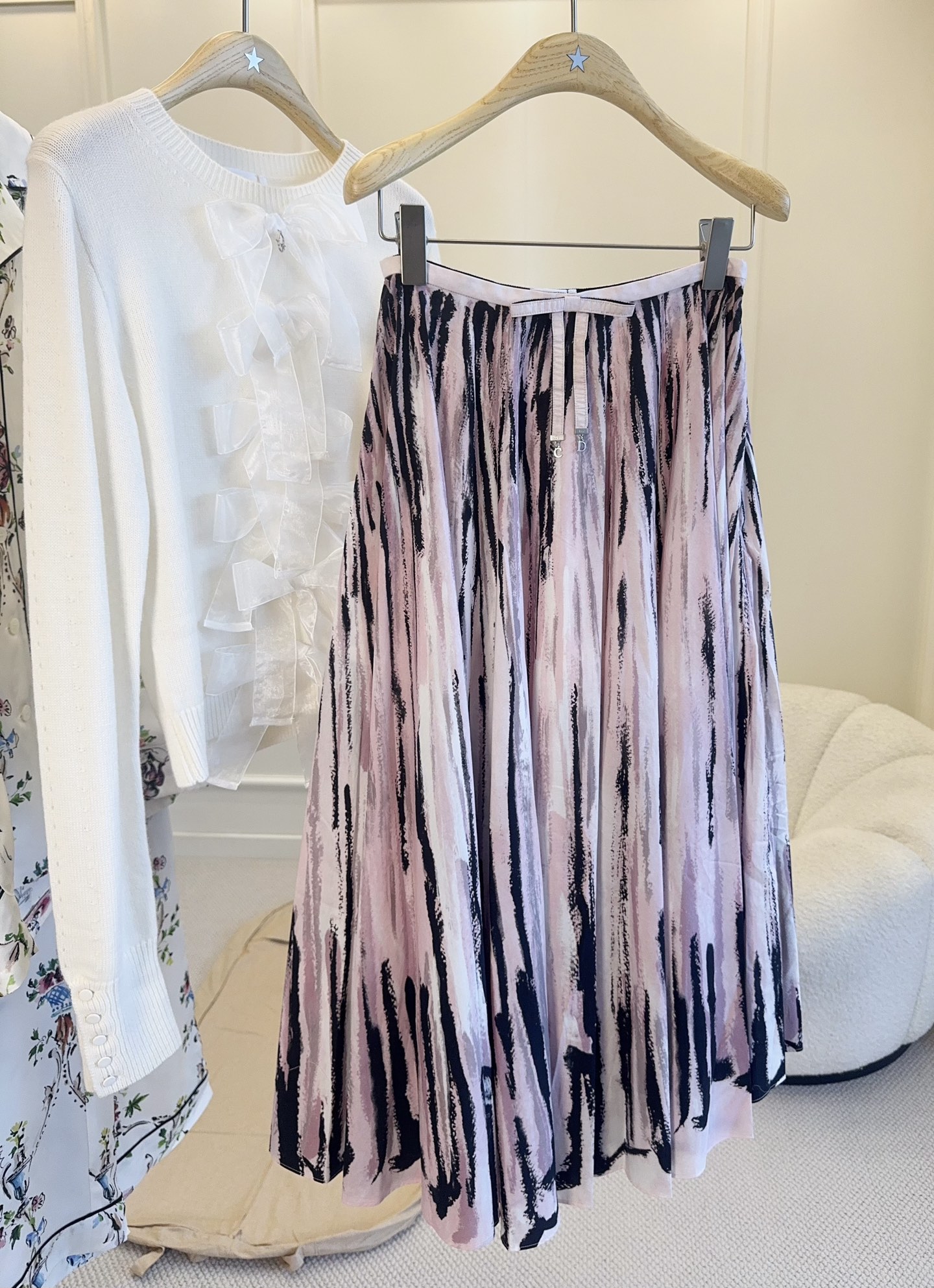 NO:893091,Dior's 2026 new pink and black ink print skirt has perfect drape and smooth touch. The pink and black ink stripe design coexists artistic sense and elegance. The high-waisted A-line version is super slim, modifies the waistline, and elongates the leg proportions. The pleated skirt is smart and elegant, perfect for spring and summer wear, and can be easily controlled whether commuting or vacationing. Pair it with a simple sweater or shirt, and you can easily get a high-end daily look!  ,,dior,skirts,shirts,19860909Dior2026新款粉黑水墨印花半裙,垂坠感满分,触感柔滑.粉黑水墨条纹设计,艺术感与优雅并存,高腰A字版型超显身材,修饰腰线,拉长腿部比例.百褶裙摆灵动飘逸,春夏穿搭超适合,无论通勤还是度假都能轻松驾驭.搭配简约针织衫或衬衫,轻松get高级感日常look！,,dior,skirts,shirts,,Women's clothing