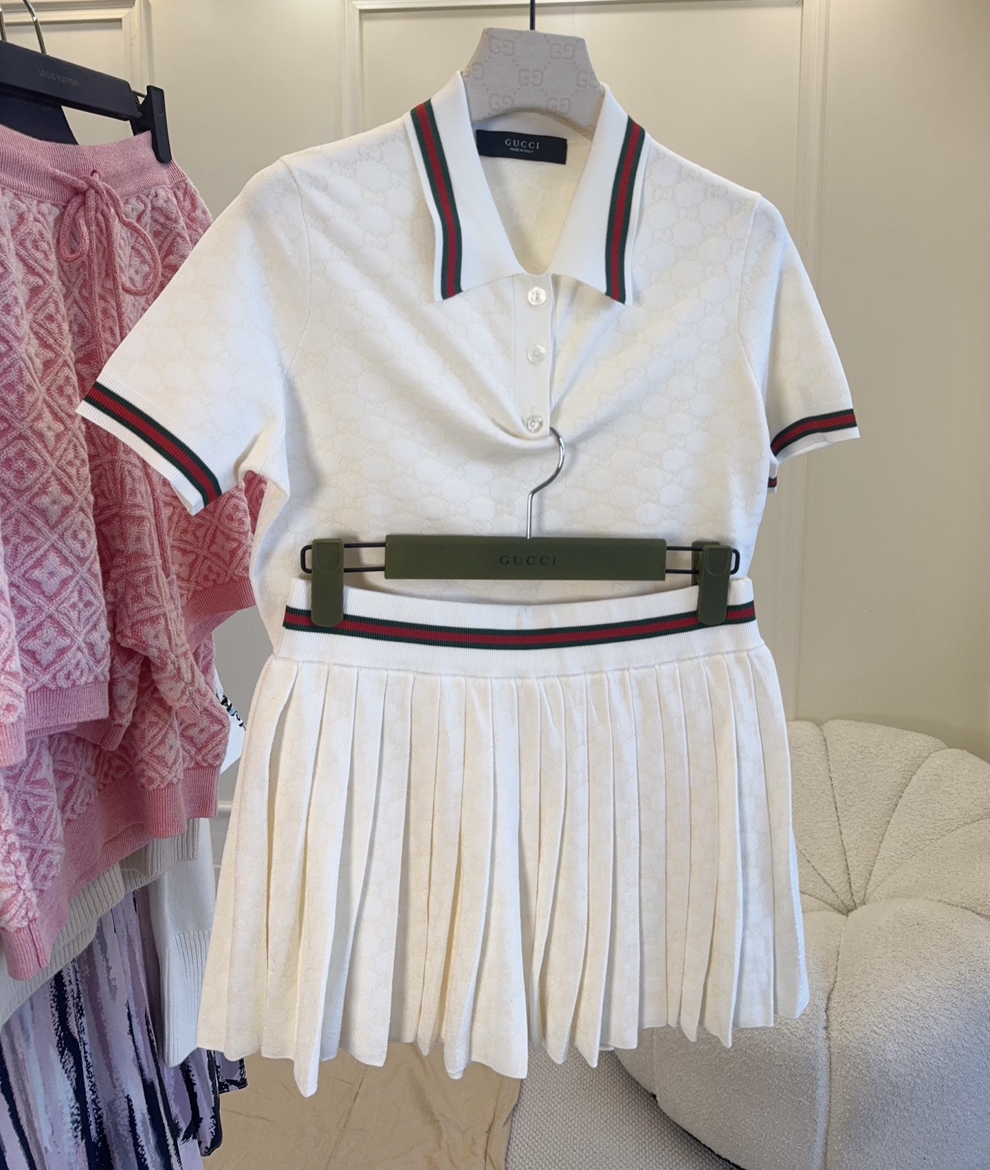 NO:893121,Top, skirt, Gucci2026 new white Polo shirt, pleated skirt, classic logo jacquard. Matched with the iconic green, red and green web ribbon, full of retro college style!  Made of combed cotton, soft and skin-friendly, super comfortable to wear in summer. The short-sleeve + lapel design is simple and exquisite, and can be easily used in daily life or light formal occasions. The webbing details are very recognizable, and paired with a pleated skirt, it will instantly add a sense of fashion, and you can easily get the brand's classic style!  ,,gucci,skirts,T-shirt,19860909上衣 短裙 Gucci2026新款白色Polo衫百褶半裙,经典logo提花.搭配标志性绿红绿Web织带,复古学院风满满！精梳棉材质,柔软亲肤,夏天穿超舒服.短袖+翻领设计,简约又精致,日常或轻正式场合都能轻松驾驭.织带细节超有辨识度,搭配百褶裙 时髦感直接拉满,轻松get品牌经典风格！,,gucci,skirts,T-shirt,,Women's clothing