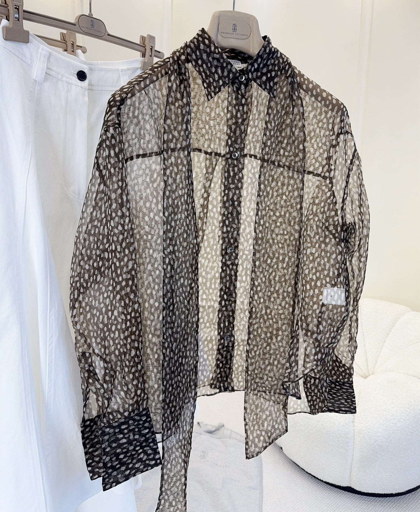 NO:893089,bc2026 new printed ribbon shirt, silk organza, light and breathable fabric, dark bottom with fine printing, full of elegant retro temperament!  The high-neck ribbon design can be tied with a bow, which is soft and delicate. It is loosely cut and has slightly closed cuffs, which is comfortable and elegant. It can be easily worn at parties, dinners or formal occasions. It looks great with high-waisted skirts or slim-fitting pants.,,skirts,shirts,real silk,19860909bc2026新款印花飘带衬衫,真丝欧根纱 ,轻薄透气面料,深色底配细密印花,优雅复古气质满分！高领飘带设计可系蝴蝶结,柔美又精致.宽松剪裁,袖口微收,舒适又显气质,派对晚宴或正式场合都能轻松驾驭,搭配高腰裙或修身裤都很出彩.,,skirts,shirts,real silk,,Women's clothing