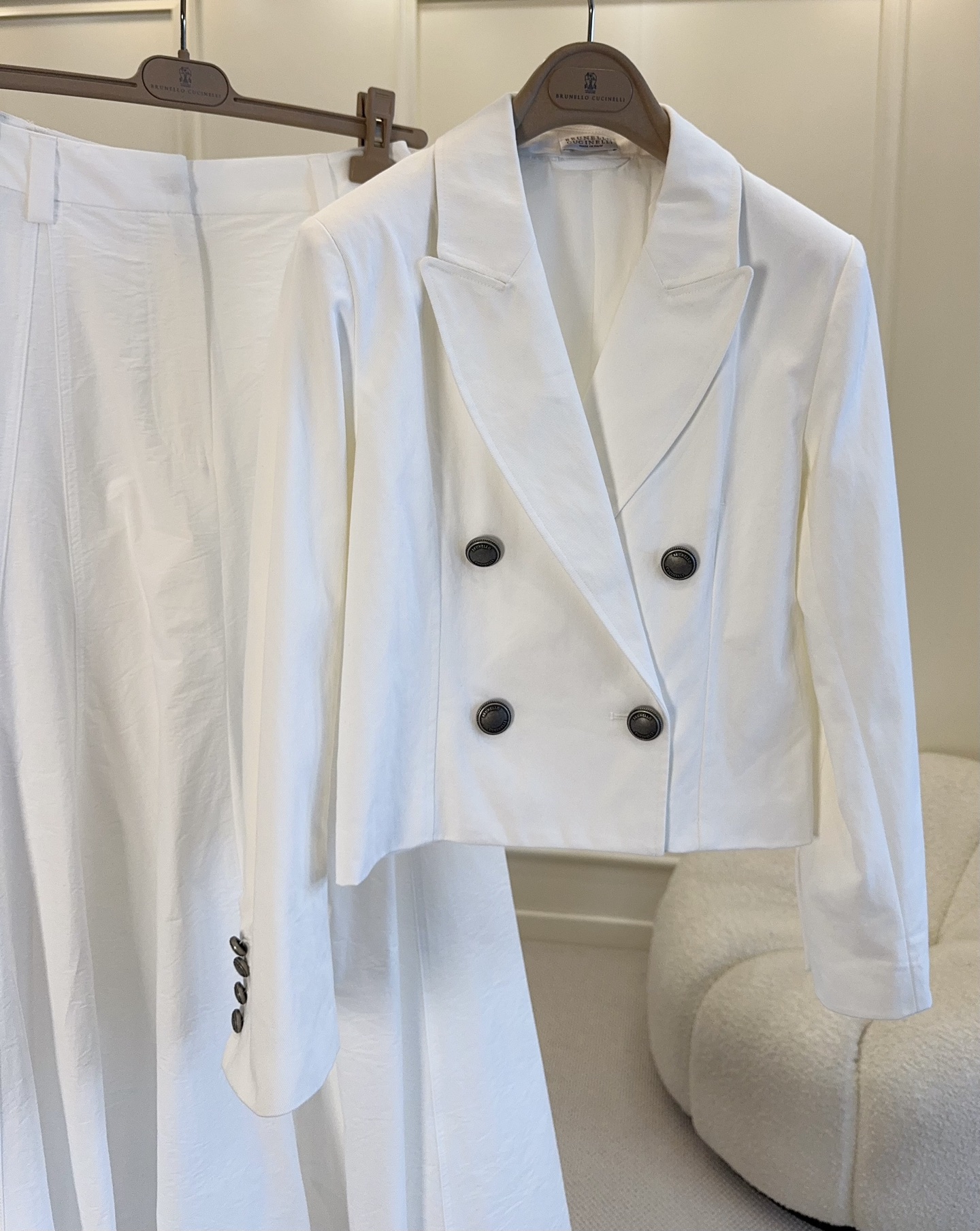 NO:893067,Brunello Cucinelli's 2016 new white short suit is made of cotton blended fabrics, with a double-breasted + gun lapel design, neat tailoring, and perfect Italian elegance. The short version optimizes body proportions and looks great with high-waisted skirts or jeans, easily creating a smart or casual style. The silver button details are low-key and luxurious, making it easy to control for commuting and parties. It is a practical and fashionable all-match item!  ,,brunello cucinelli,skirts,jeans,business suit,19860909Brunello Cucinelli2016新款白色短款西装,采用棉混纺面料,双排扣+枪驳领设计,剪裁利落,意式优雅气质满分.短款版型优化身材比例,搭配高腰裙或牛仔裤都很出彩,轻松打造干练或休闲风格.银色纽扣细节低调奢华,通勤、聚会都能轻松驾驭,是实用又时髦的百搭单品！,,brunello cucinelli,skirts,jeans,business suit,,Women's clothing