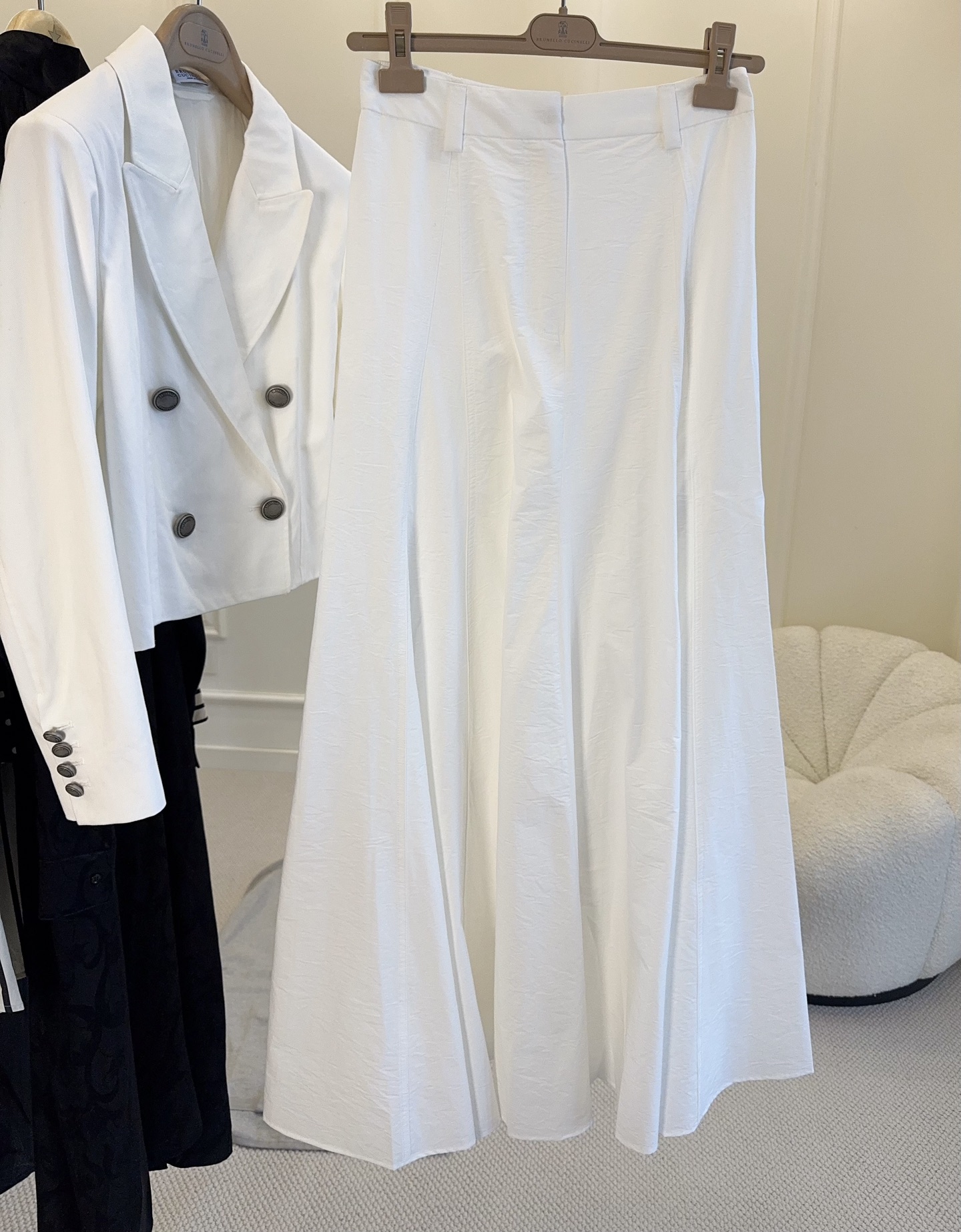 NO:893073,Brunello Cucinelli 26SS white skirt, light and breathable, super comfortable to wear in spring and summer!  High waist + A-line large fishtail design, slimming and elongating body proportions. The outer layer of cotton is crisp, elegant and layered when worn. The pleated texture + low-key luster, full of quiet luxury, can be easily used for commuting, vacations and formal occasions, elegant and practical!  ,,brunello cucinelli,skirts,19860909Brunello Cucinelli 26SS白色半身裙,轻盈透气,春夏穿超舒服！高腰+A字大鱼尾设计,显瘦又拉长身材比例.外层棉质挺括,穿着飘逸有层次感.褶皱肌理+低调光泽,静奢风满满,通勤、度假、正式场合都能轻松驾驭,优雅又实用！,,brunello cucinelli,skirts,,Women's clothing