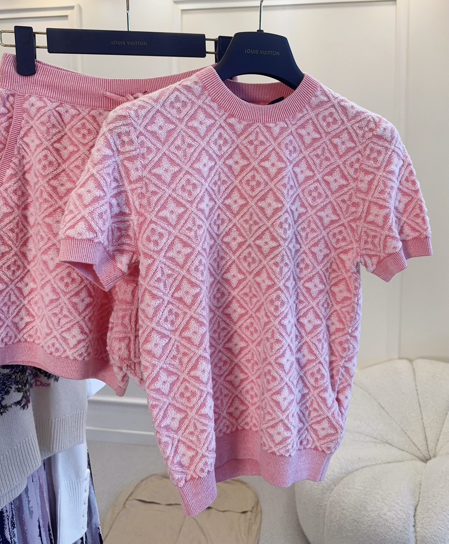 NO:893079,Top, shorts, LV2026 new pink rhombus knitted suit, classic Monogram presbyopia jacquard, highly recognizable!  Wool blended soft knitted fabric, round neck short sleeves + drawstring high waist shorts, modify the shoulder and neck lines, raise the waistline, and make the legs longer!  The peach pink color is gentle and white, and it looks great when worn as a set or as a single item. It can easily create a sweet girl or commuting style. It is suitable for daily outings, afternoon tea, and photo taking, and you can easily get a high-end look!  ,,louis vuitton,shorts,T-shirt,19860909上衣  短裤 LV2026新款粉色菱格针织套装,经典Monogram老花提花,辨识度超高！羊毛混纺柔软针织面料,圆领短袖+抽绳高腰短裤,修饰肩颈线条,拉高腰线,显腿长！蜜桃粉色温柔显白,成套穿或单件搭配都很出彩,轻松打造甜妹or通勤风.日常出街、下午茶、拍照都很适合,轻松get高级感！,,louis vuitton,shorts,T-shirt,,Women's clothing