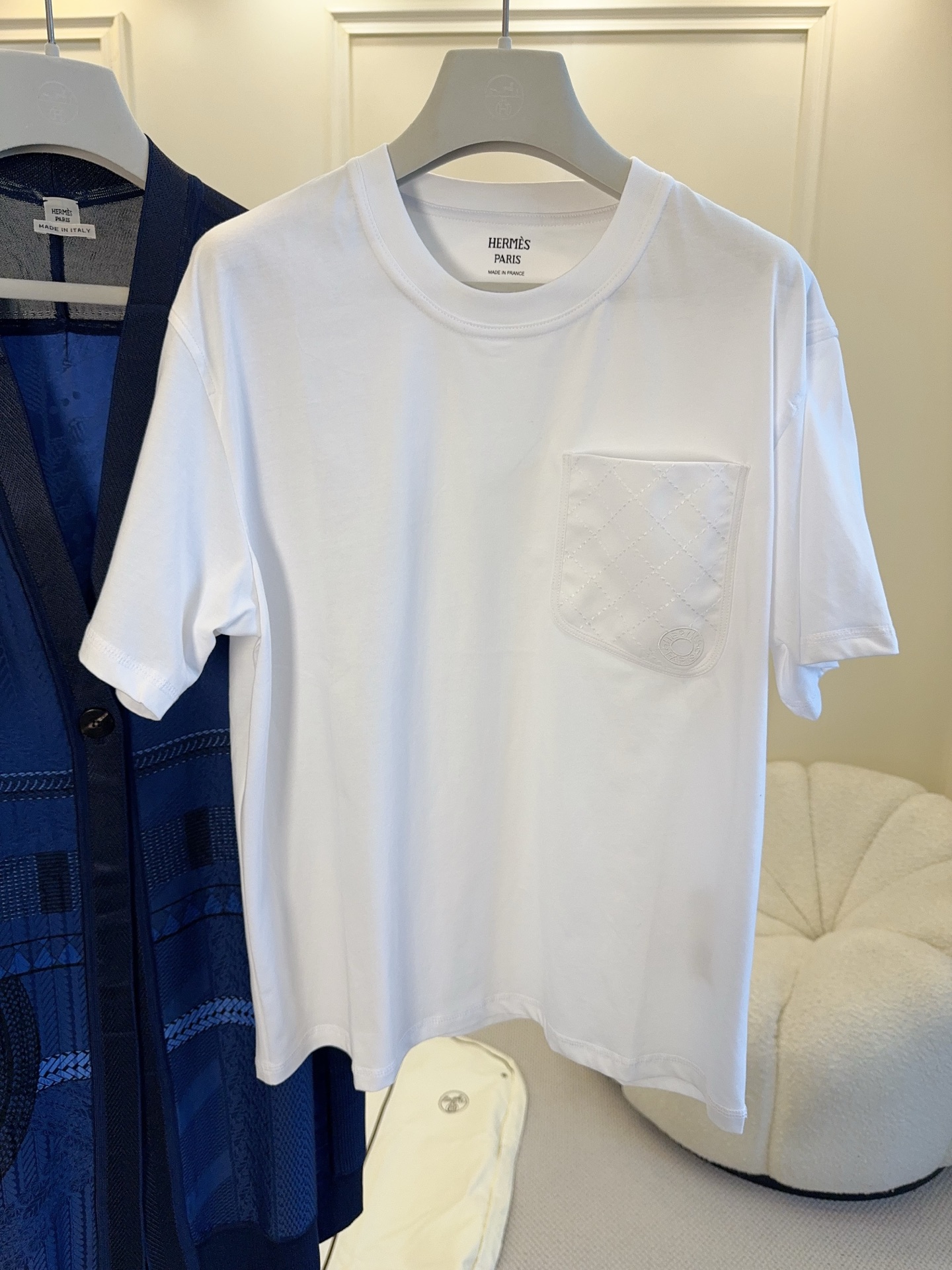 NO:893400,HERMES2026 new white pocket embroidered short-sleeved T-shirt, made of high-quality cotton fabric, soft and skin-friendly, super breathable, super comfortable to wear in spring and summer!  Simple round neck + small chest pockets, practical and detailed. The loose fit is suitable for a variety of body shapes. It can be worn alone or layered, and it can easily create a minimalist and high-end feel. The white color is versatile and can be worn for commuting and leisure. It is a must-have classic item in the wardrobe!  ,,hermes,T-shirt,tees,t-shirt,19860909HERMES2026新款白色口袋刺绣短袖T恤,采用高品质棉质面料,柔软亲肤,透气性超棒,春夏穿超舒服！简约圆领+胸前小口袋,实用又有细节感.宽松版型,包容多种身材,单穿或内搭都很OK,轻松打造极简高级感.白色百搭,通勤休闲都能hold住,是衣橱必备经典单品！,,hermes,T-shirt,tees，t-shirt,,Women's clothing