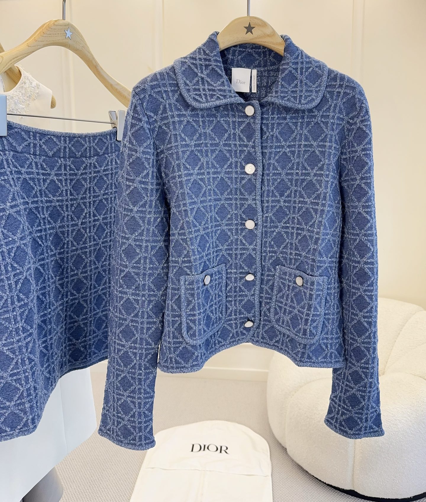 NO:898531,Jacket, skirt, Dior2026 new blue diamond knitted suit, classic diamond jacquard design, high brand recognition!  The jacket is short-cut with shell buttons and has perfect details. Paired with the high-waisted skirt of the same series, it is retro and fashionable, and can be easily worn for commuting and leisure. It is stress-free for daily wear, full of sophistication, practical and good-looking!  ,,dior,skirts,jackets & coats,19860909外套 半裙 Dior2026新款蓝色菱格针织套装,经典菱格提花设计,品牌辨识度超高！外套短款剪裁+贝壳纽扣,细节满分,搭配同系列高腰裙,复古又时髦,通勤休闲都能轻松驾驭.日常穿搭无压力,精致感拉满,实用又好看！,,dior,skirts,jackets & coats,,Women's clothing