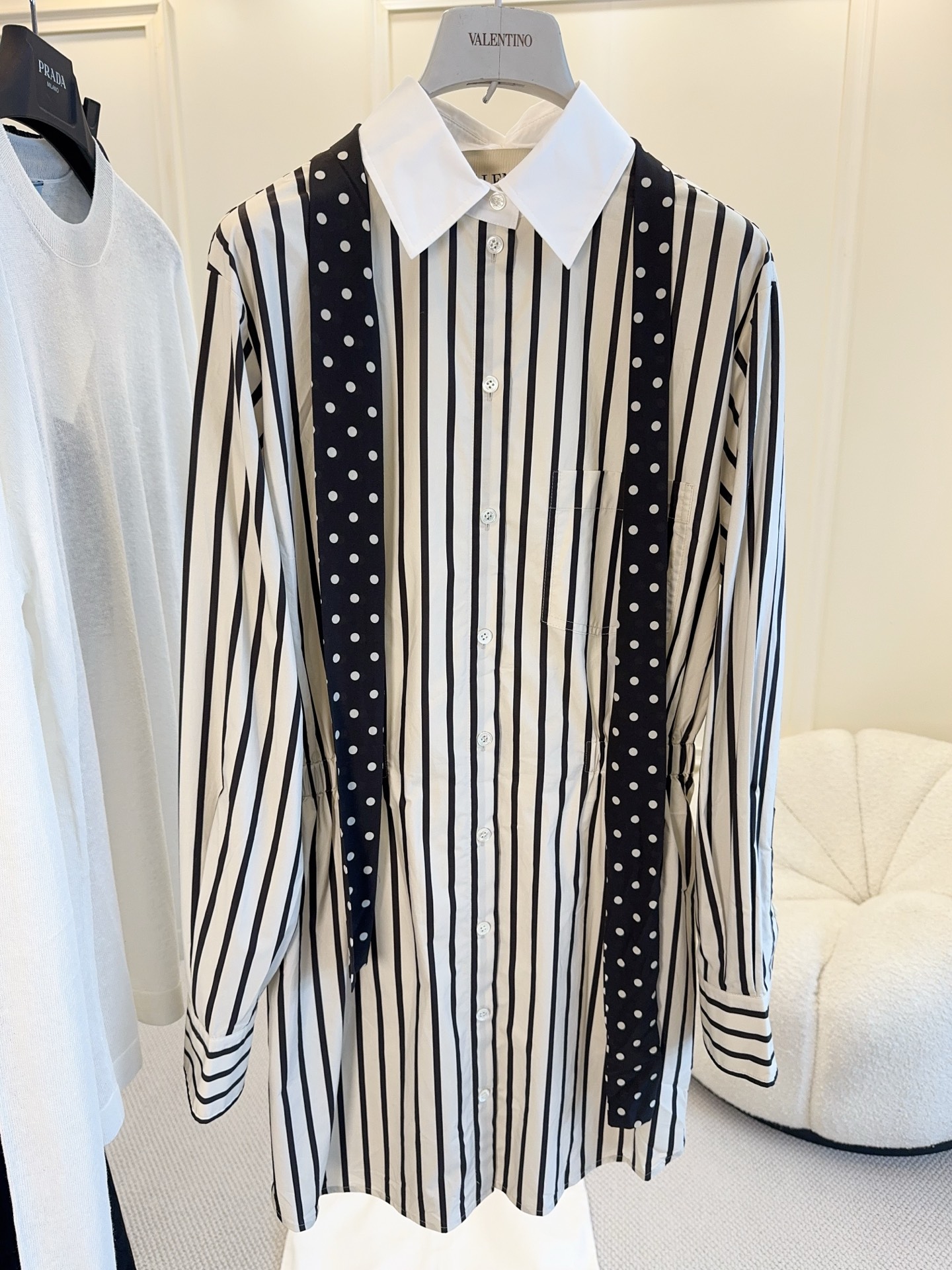 NO:898541,Valentino 2026 early autumn new striped shirt dress, black and white vertical stripes + shirt-style tailoring, full of college style!  The polka-dot bow on the neckline is super retro, full of details, and can be easily worn in daily life or light formal occasions. Paired with a simple handbag, it is elegant and modern, and you can easily get a fashionable look!  ,,valentino,skirts,shirts,19860909Valentino 2026早秋新款条纹衬衫连衣裙,黑白竖条纹+衬衫式剪裁,学院风满满！领口波点蝴蝶结超复古,细节感拉满,日常或轻正式场合都能轻松驾驭.搭配简约手提包,优雅又摩登,轻松get时尚造型！,,valentino,skirts,shirts,,Women's clothing