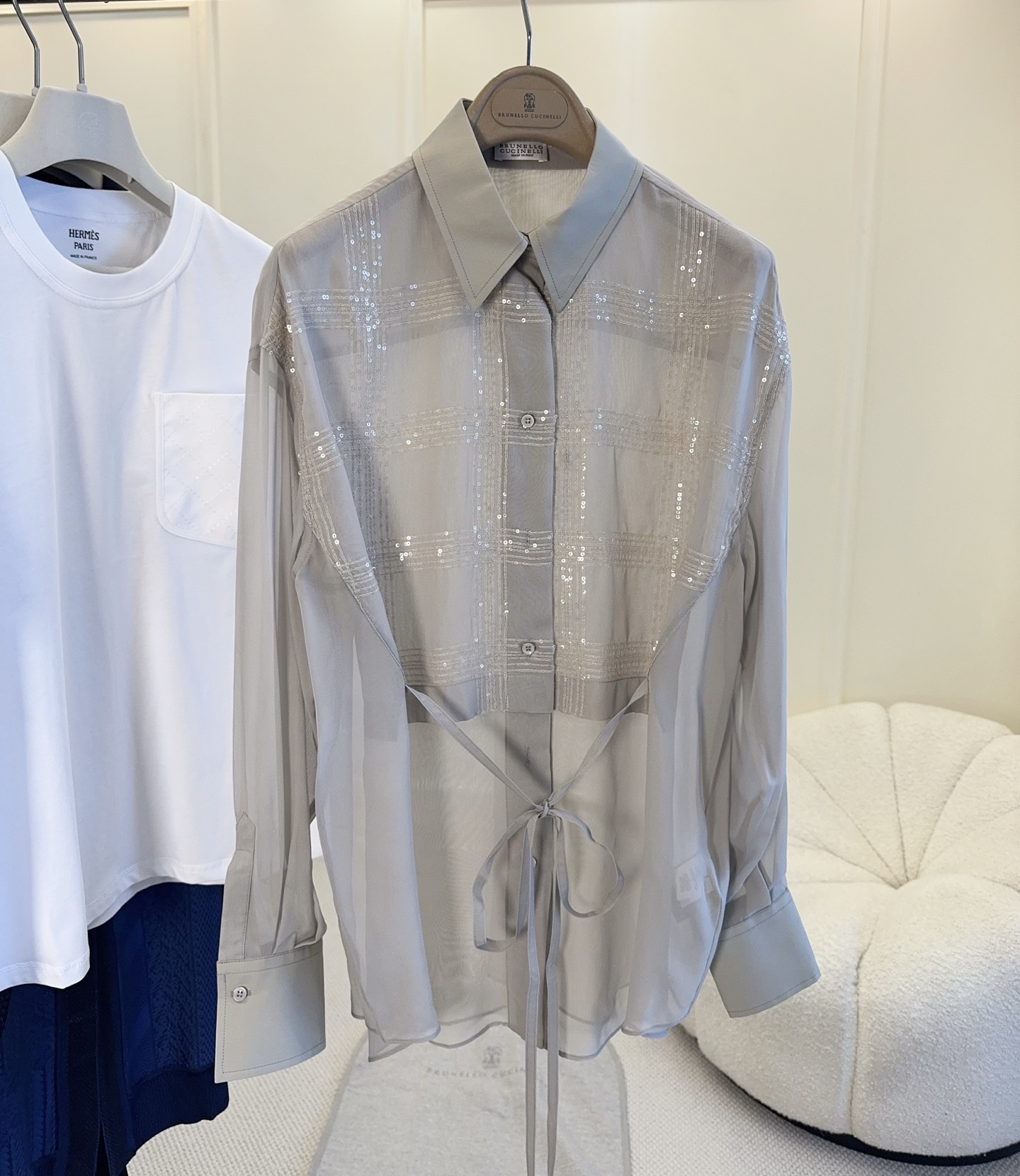 NO:898573,Brunello Cucinelli 2026 new silk shirt, made of silk, is light, crisp and not easy to collapse. Layered design + plaid embroidery, exquisite details, buttons and lapels have a super high-end feel. Translucent fabric, stitching and beading technology are perfect for hiding, you can easily control it for commuting or formal occasions, and you can capture your elegant temperament!  Comfortable and elegant in spring and summer, it is the brand's iconic item.,, brunello cucinelli, shirts, real silk,19860909Brunello Cucinelli2026新款真丝衬衫,真丝材质,轻薄挺括不易软塌.叠层设计+格纹刺绣,细节精致,纽扣和翻领超有高级感.半透明面料,缝线和钉珠工艺隐藏感满分,通勤或正式场合都能轻松驾驭,优雅气质拿捏住！春夏季节穿着舒适又显贵气,是品牌标志性单品.,,brunello cucinelli,shirts,real silk,,Women's clothing