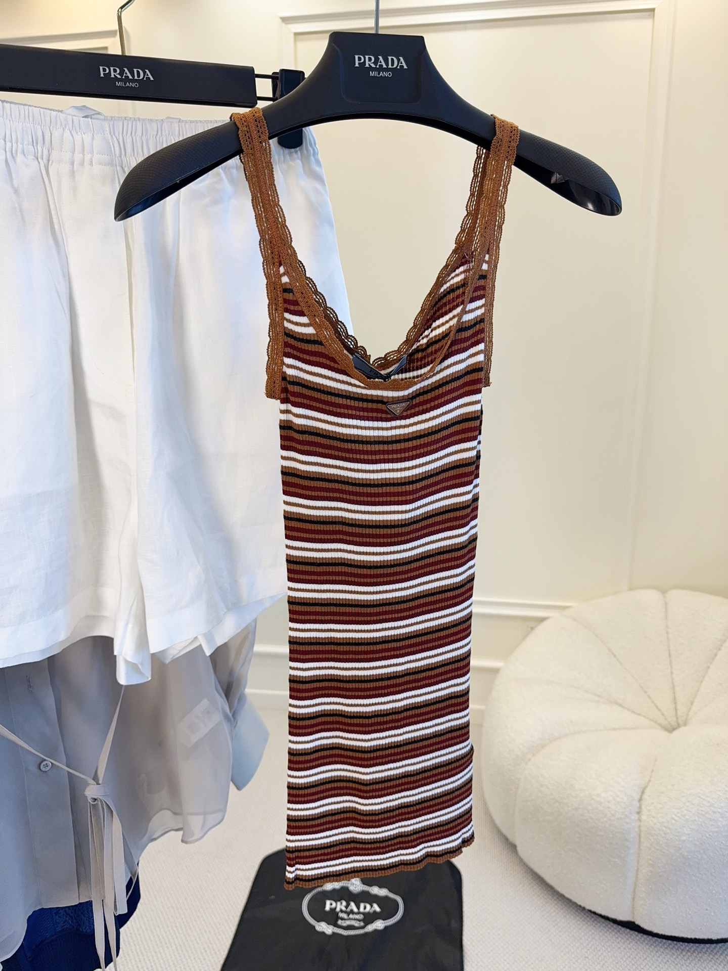 NO:898551,Prada 2026 new striped knitted camisole, soft knitted material, red, brown, off-white stripes + brown lace, full of retro college style!  Slim cut, great to wear alone or layered, easily create a layered look. It can be easily worn for daily life and vacation, comfortable and fashionable!  ,,prada,19860909Prada 2026新款条纹针织吊带背心,柔软针织材质,红棕米白条纹+棕色蕾丝边,复古学院风满满！修身剪裁,单穿或内搭都很出彩,轻松打造层次感穿搭.日常、度假都能轻松驾驭,舒适又时髦！,,prada,,Women's clothing