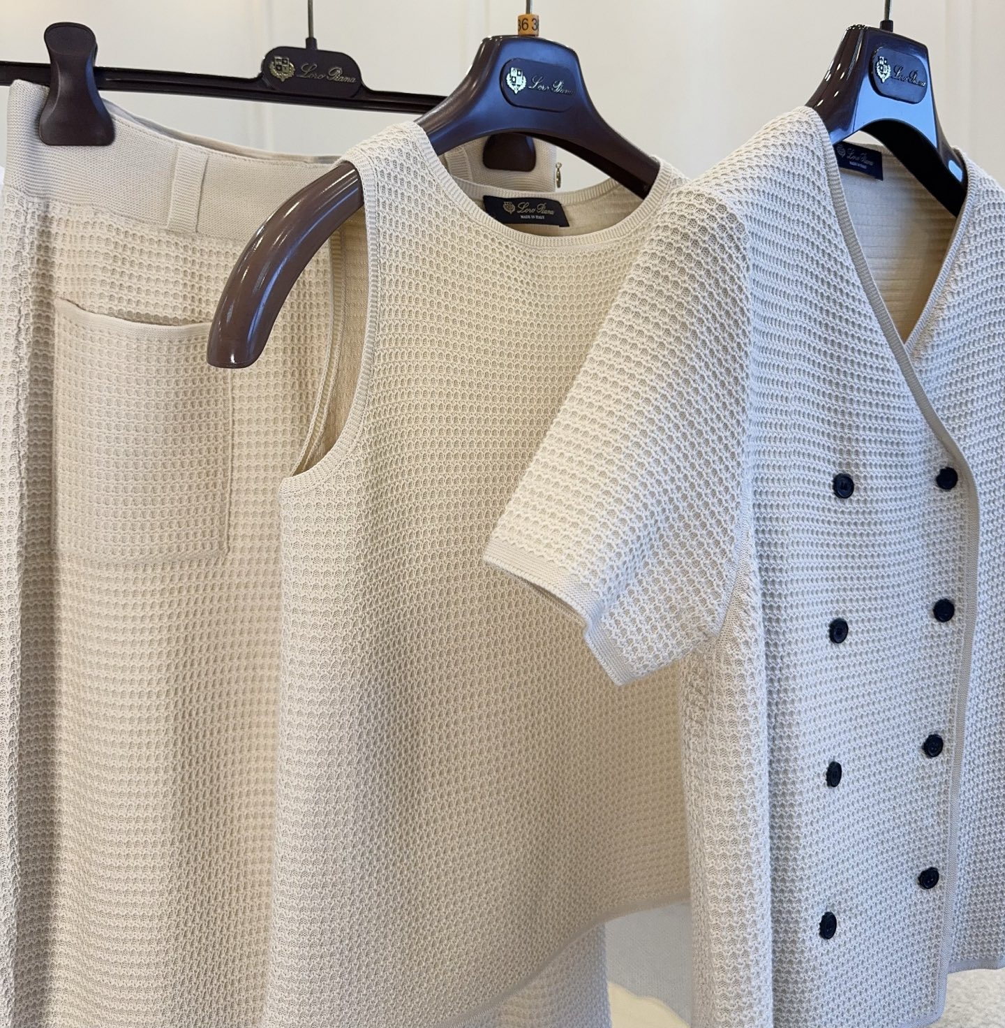 NO:899941,Loro Piana2026 new waffle double-breasted short-sleeved cardigan is made of pure cotton and has a honeycomb texture design. It is breathable and skin-friendly, making it super comfortable to wear in spring and summer!  The V-neck + black buttons are simple and elegant, and the short sleeves are refreshing and neat, making it easy to carry on your daily commute. Paired with wide-leg pants or a vest from the same series, it gives you a full sense of quiet luxury and a low-key and high-end feel!  ,,loro piana,T-shirt,19860909Loro Piana2026新款华夫格双排扣短袖开衫,采用纯棉,蜂窝状肌理设计,透气又亲肤,春夏穿超舒服！V领+黑色纽扣,简约优雅,短袖清爽利落,通勤日常都能轻松驾驭.搭配同系列阔腿裤或背心,静奢氛围感满分,低调高级感轻松拿捏！,,loro piana,T-shirt,,Women's clothing