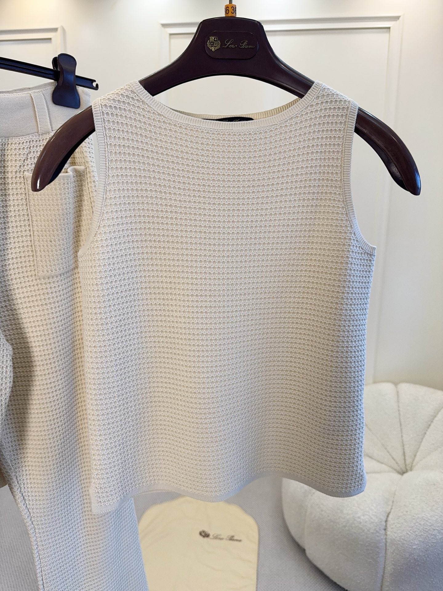 NO:899895,Loro Piana's 2026 new waffle sleeveless vest is made of high-quality cotton fabric, soft and breathable, and super comfortable to wear in summer!  The classic waffle texture is full of three-dimensionality, simple and high-end. The sleeveless design is cool and neat, and the round-neck cut is versatile, which can be worn alone or layered. The off-white color is super versatile and can be easily used for commuting, vacation, and daily life. It is a must-have item for quiet luxury style!  ,,loro piana,19860909Loro Piana2026新款华夫格无袖背心,采用高品质棉质面料,柔软透气,夏天穿超舒服！经典华夫格纹理,立体感满满,简约又高级.无袖设计清凉利落,圆领剪裁百搭,单穿或叠穿都很OK.米白色调超百搭,通勤、度假、日常都能轻松驾驭,是静奢风穿搭必备单品！,,loro piana,,Women's clothing