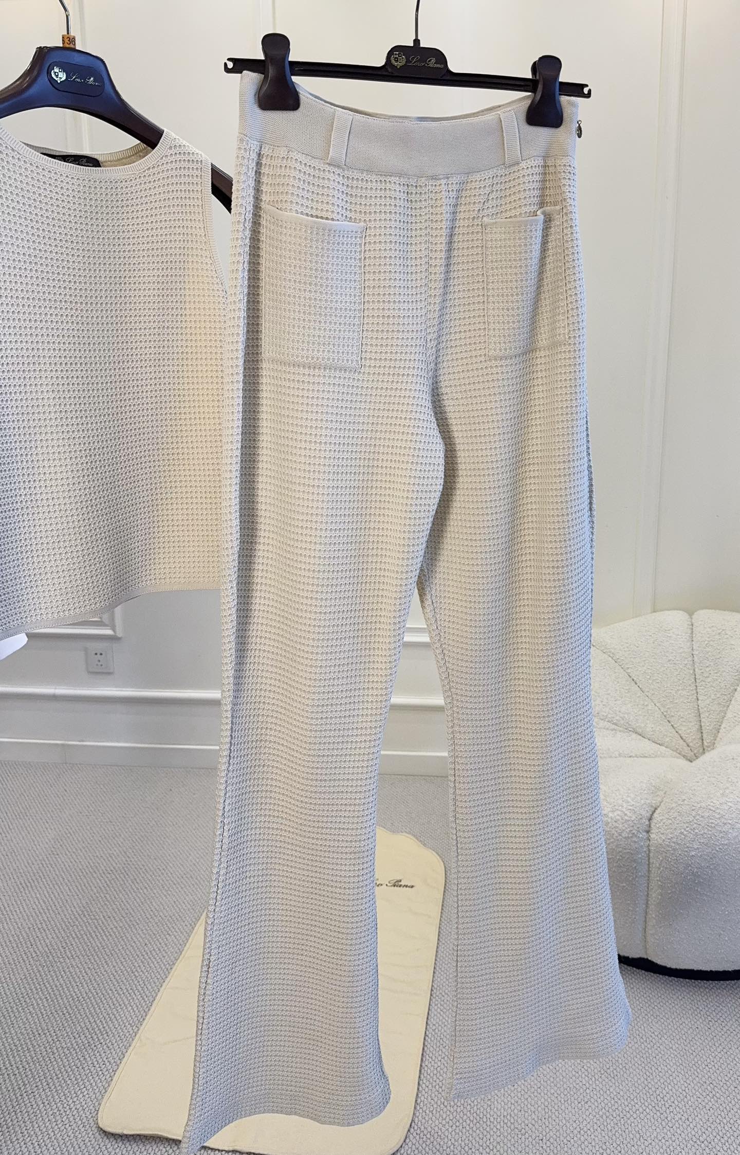 NO:899909,l6's new waffle knitted bootcut pants are made of soft and breathable waffle fabric, with a three-dimensional texture that's super textured!  The high-waisted slightly flared design modifies the leg shape, makes you appear slimmer and taller, and can easily be worn in an old-money style or a lazy style. It is suitable for daily commuting and leisure. Pair it with a knitted cardigan or shirt, which is comfortable and stylish. It is a must-have and versatile item for your autumn and winter wardrobe!  ,,loro piana,shirts,19860909l6新款华夫格针织微喇裤,采用柔软透气的华夫格面料,立体纹理超有质感！高腰微喇设计,修饰腿型,显瘦又显高,轻松打造老钱风or慵懒风穿搭～日常通勤、休闲都OK,搭配针织开衫或衬衫,舒适又有设计感,是秋冬衣橱必备百搭单品！,,loro piana,shirts,,Women's clothing