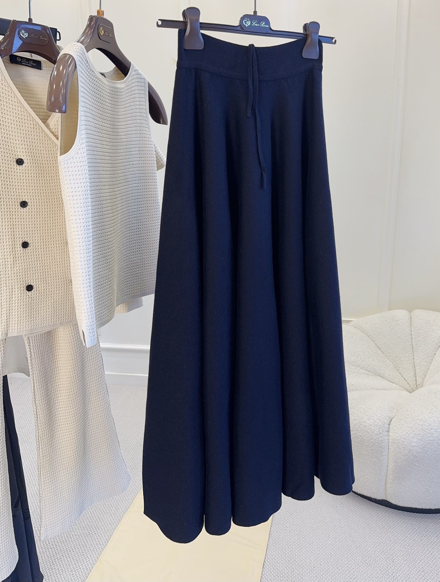NO:899922,l6's new high-waisted knitted A-line umbrella skirt is made of draped double-sided contrasting knitted fabric. The skirt has a large A-shaped design. It is super friendly to modify the leg shape and can be easily controlled by pear-shaped figures!  The high-waisted cut elongates the proportion, making you look thinner and taller. The skirt is ankle-length, suitable for commuting, interviews, and formal occasions. Paired with a white shirt or sweater, the elegant and intellectual atmosphere is perfect~,,loro piana,skirts,shirts,19860909l6新款高腰针织A字伞裙,采用垂坠双面撞色针织,裙摆大A型设计,修饰腿型超友好,梨形身材也能轻松驾驭！高腰剪裁拉长比例,显瘦又显高.裙长至脚踝,通勤、面试、正式场合都很适合,搭配白衬衫或针织衫,优雅知性氛围感满分～,,loro piana,skirts,shirts,,Women's clothing