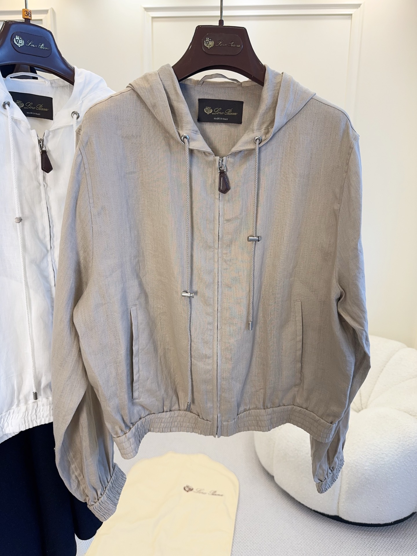 NO:899929,Loro Piana2026 new linen hooded jacket is made of linen, light and breathable, super comfortable to wear in summer!  Hooded + zipper design, casual and practical, elastic cuffs and hem, neat and slim fit. The white color is refreshing and versatile, can be easily used for commuting and vacation, and is stylish when worn alone or layered. Linen has a natural texture, is skin-friendly and breathable, and is a must-have item for 'old money style'. It is easy to maintain a low-key and elegant temperament.,,loro piana,jackets & coats,hats,19860909Loro Piana2026新款亚麻连帽外套,采用亚麻,轻盈透气,夏天穿超舒服！连帽+拉链设计,休闲又实用,袖口和下摆松紧收口,版型利落显瘦.白色清爽百搭,通勤、度假都能轻松驾驭,单穿或叠搭都很有型.亚麻天然肌理感,亲肤又透气,是“老钱风”穿搭必备单品,低调优雅气质轻松拿捏.,,loro piana,jackets & coats,hats,,Women's clothing