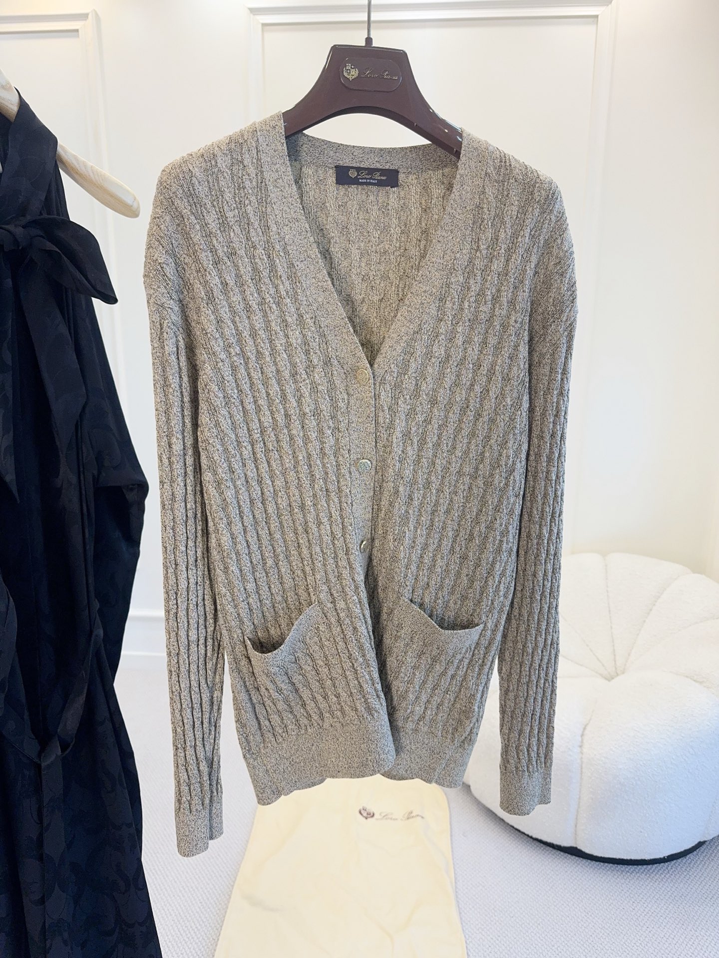 NO:901139,Loro Piana 2026 new twist cardigan, wool blend, retro twist texture + metal buttons, perfect details, low-key luxury. Loose fit + large pockets, practical and casual, light brown mixed thread is super versatile, easy to control for commuting and leisure. Pair it with knitted pants from the same series, and you can easily get the quiet luxury style!  ,,loro piana,19860909Loro Piana 2026新款麻花开衫,羊毛混纺,复古麻花纹理+金属纽扣,细节满分,低调奢华.宽松版型+大口袋,实用又随性,浅咖色混线超百搭,通勤休闲都能轻松驾驭.搭配同系列针织裤,静奢风轻松get！,,loro piana,,Women's clothing