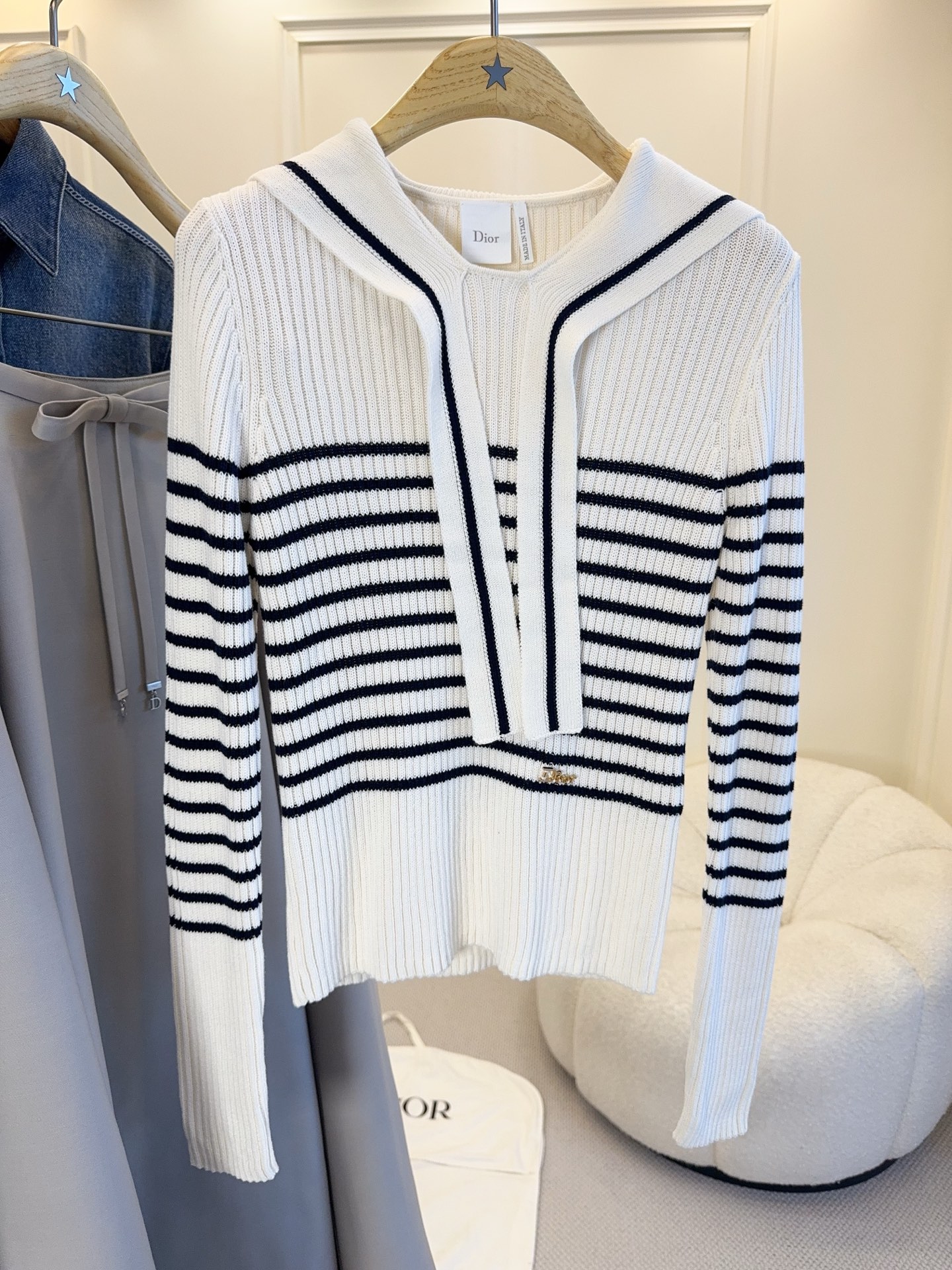 NO:901148,Dior 2026 early autumn series striped lace-up sweater, classic navy style design, black and white stripes + tie neckline, perfect French elegance!  Pure cotton knitted fabric, soft and close-fitting, slim fit and super slim, easily outlines body curves. Dior embroidered logo on the chest, exquisite details, high brand recognition. It can be easily managed for daily commuting or light luxury occasions. Paired with high-waisted pants or skirts, it is retro and fashionable, and can easily create a lady-style outfit.,,dior,skirts,19860909Dior 2026早秋系列条纹系带针织衫,经典海军风设计,黑白条纹+系带领口,法式优雅气质满分！纯棉针织面料,柔软贴身,修身剪裁超显瘦,轻松勾勒身形曲线.胸前Dior刺绣徽标,细节精致,品牌辨识度高.日常通勤或轻奢场合都能轻松驾驭,搭配高腰裤或半裙,复古又时髦,轻松打造名媛风穿搭.,,dior,skirts,,Women's clothing