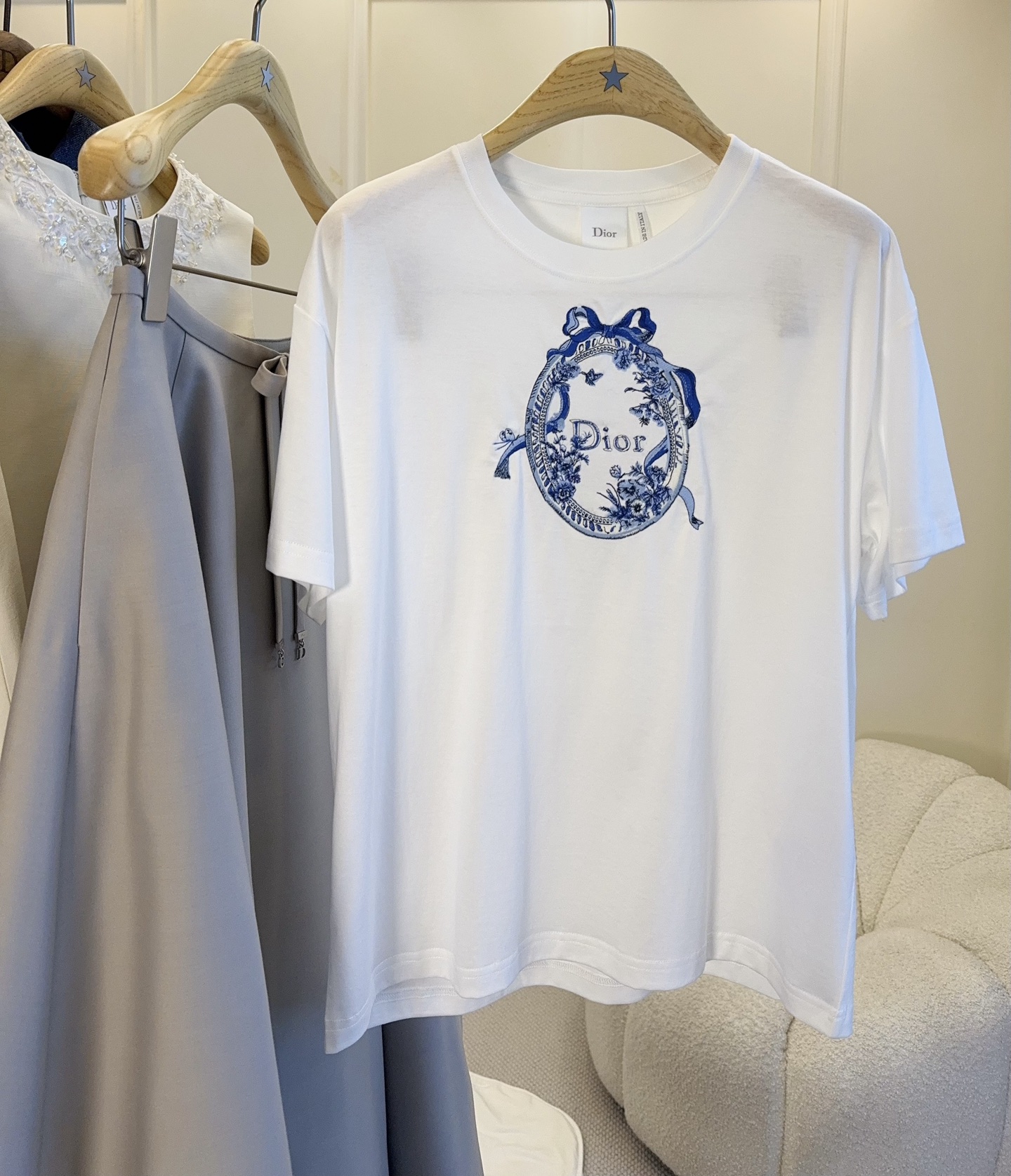 NO:901158,Dior 2026 Early Autumn Series T-shirt, made of white cotton fabric, with blue and white porcelain print on the front, the blue and white color scheme has a Chinese retro feel. The cotton material is breathable and skin-friendly, making it super comfortable to wear in summer!  The loose fit + round neck design makes it easy to control both daily casual and street style. It looks great with jeans or short skirts ~ The blue and white porcelain elements are inspired by traditional Chinese culture and full of artistic sense. It is one of the representative items of Dior's new Chinese style.,,dior,skirts,jeans,tees,t-shirt,19860909Dior 2026早秋系列T恤,白色棉质面料,正面青花瓷印花,蓝白配色超有中式复古感.棉材质透气亲肤,夏天穿超舒服！宽松版型+圆领设计,日常休闲、街头风都能轻松驾驭,搭配牛仔裤或短裙都很出彩～青花瓷元素灵感源自中国传统文化,艺术感满满,是Dior新中式风格代表单品之一.,,dior,skirts,jeans,tees，t-shirt,,Women's clothing